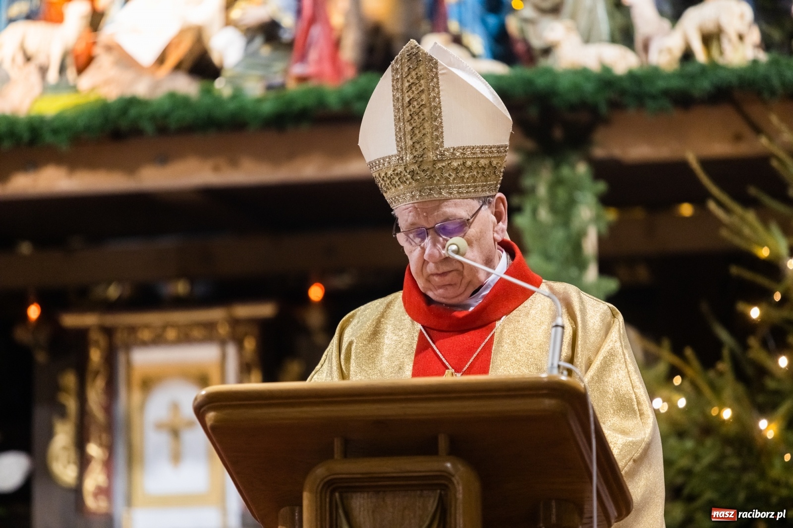 Zdjęcie w galerii na portalu naszraciborz.pl: W kościele farnym biskup opolski ogłosił rozpoczęcie procesu beatyfikacyjnego dominikanki Eufemii Piastówny z Raciborza wiadomości z regionu