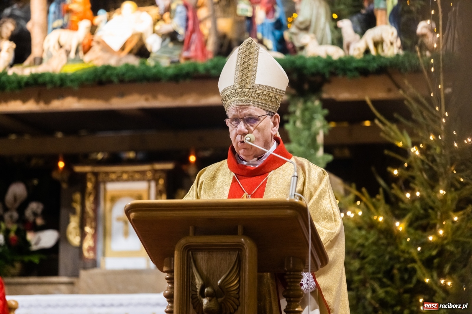 Zdjęcie w galerii na portalu naszraciborz.pl: W kościele farnym biskup opolski ogłosił rozpoczęcie procesu beatyfikacyjnego dominikanki Eufemii Piastówny z Raciborza wiadomości z regionu