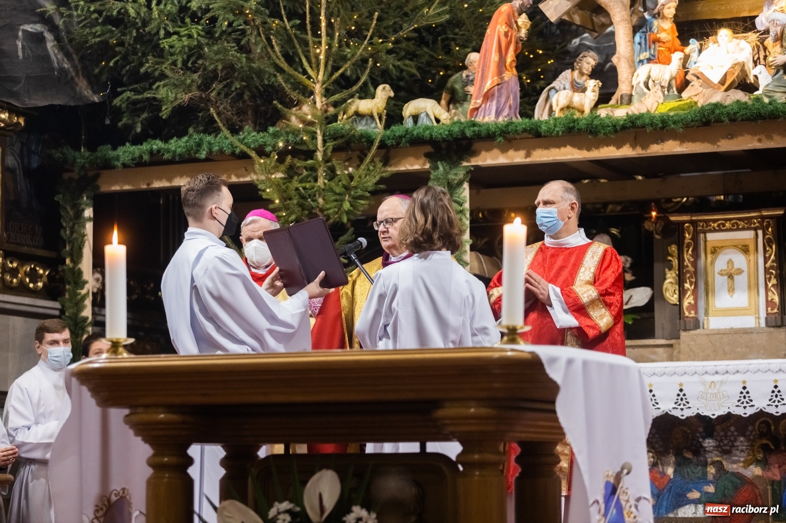 Zdjęcie w galerii na portalu naszraciborz.pl: W kościele farnym biskup opolski ogłosił rozpoczęcie procesu beatyfikacyjnego dominikanki Eufemii Piastówny z Raciborza wiadomości z regionu