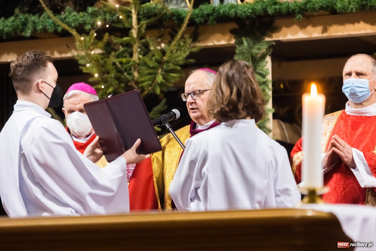 Zdjęcie w galerii na portalu naszraciborz.pl: W kościele farnym biskup opolski ogłosił rozpoczęcie procesu beatyfikacyjnego dominikanki Eufemii Piastówny z Raciborza wiadomości z regionu