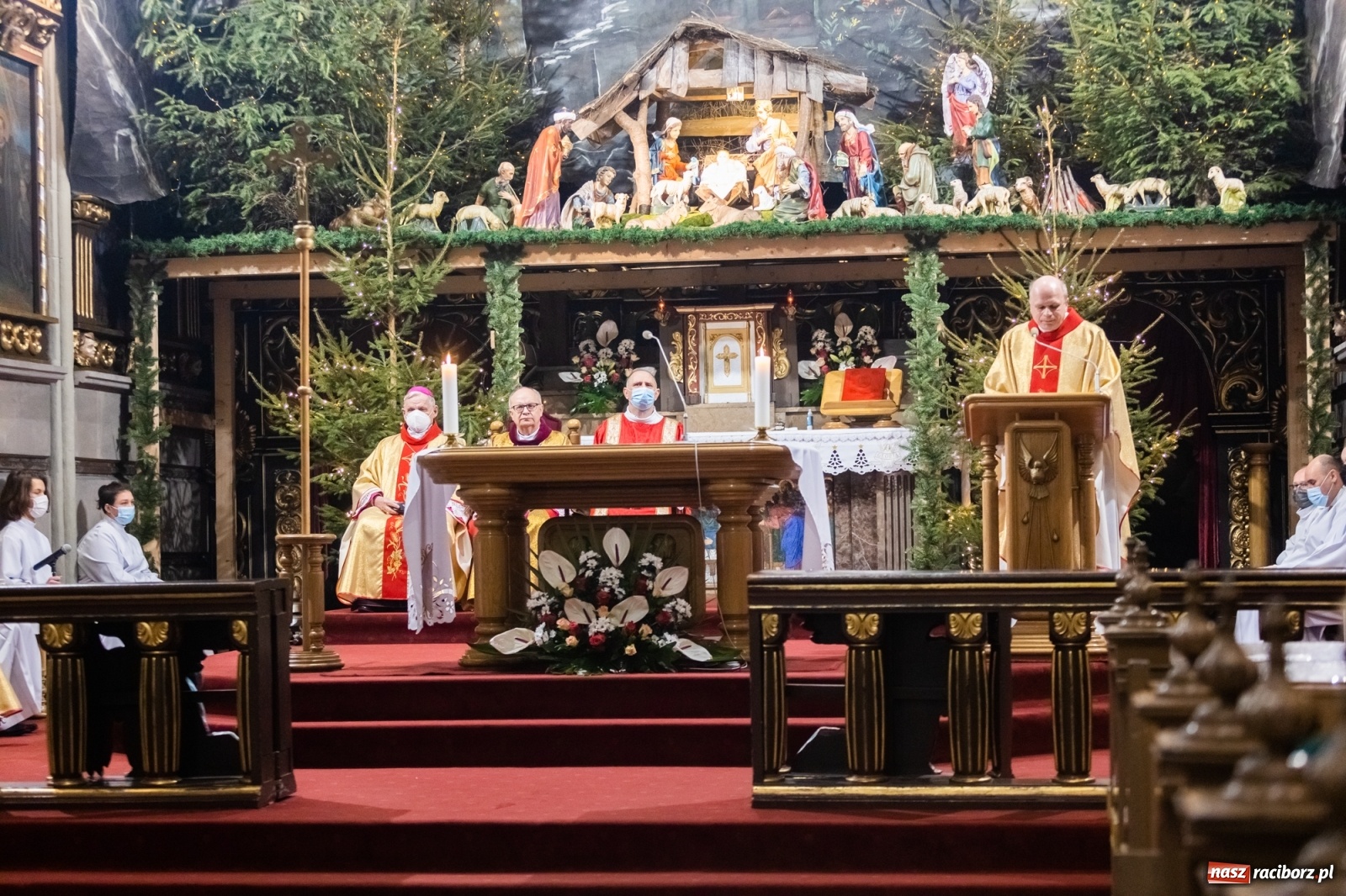Zdjęcie w galerii na portalu naszraciborz.pl: W kościele farnym biskup opolski ogłosił rozpoczęcie procesu beatyfikacyjnego dominikanki Eufemii Piastówny z Raciborza wiadomości z regionu