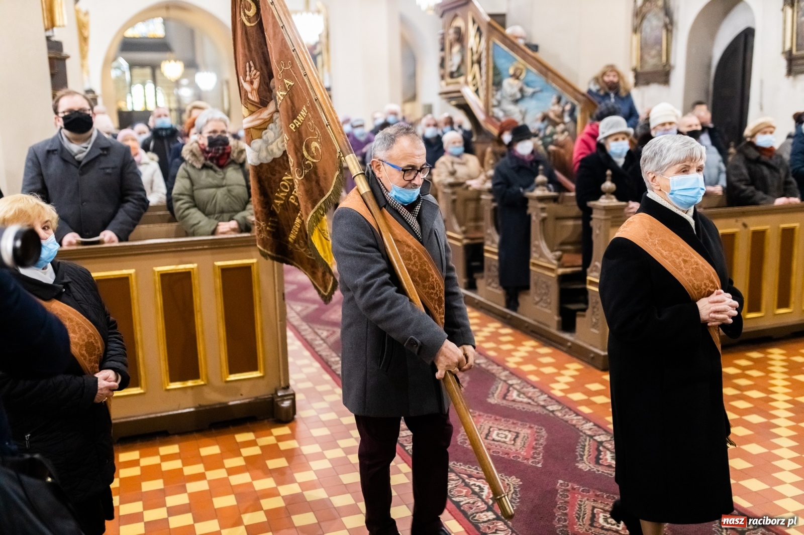 Zdjęcie w galerii na portalu naszraciborz.pl: W kościele farnym biskup opolski ogłosił rozpoczęcie procesu beatyfikacyjnego dominikanki Eufemii Piastówny z Raciborza wiadomości z regionu