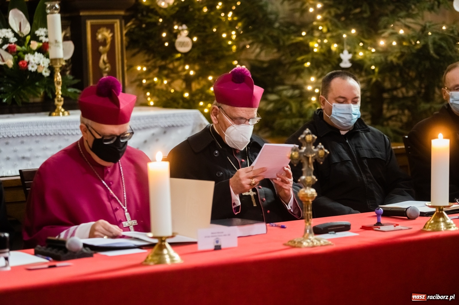 Zdjęcie w galerii na portalu naszraciborz.pl: W kościele farnym biskup opolski ogłosił rozpoczęcie procesu beatyfikacyjnego dominikanki Eufemii Piastówny z Raciborza wiadomości z regionu