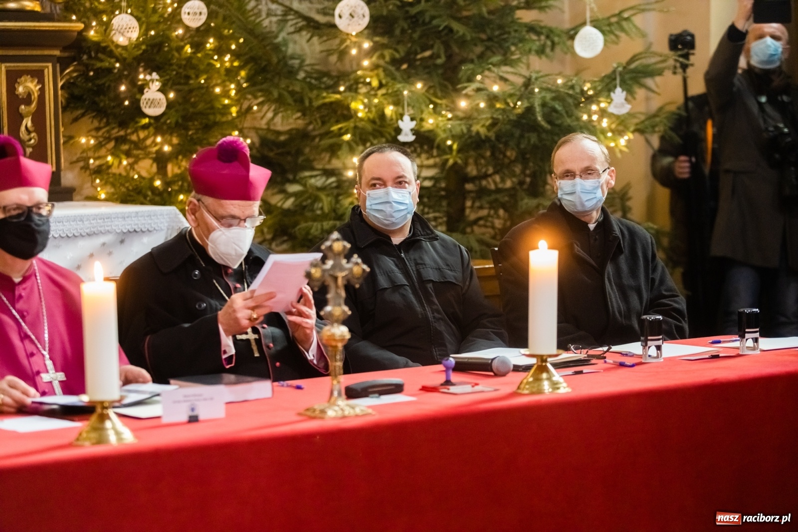 Zdjęcie w galerii na portalu naszraciborz.pl: W kościele farnym biskup opolski ogłosił rozpoczęcie procesu beatyfikacyjnego dominikanki Eufemii Piastówny z Raciborza wiadomości z regionu