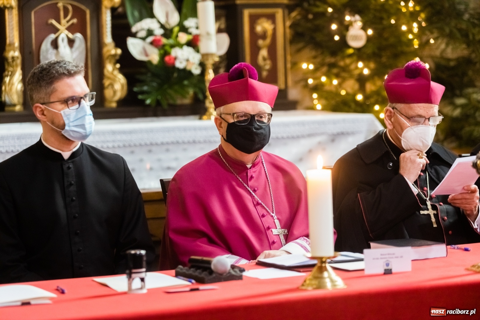 Zdjęcie w galerii na portalu naszraciborz.pl: W kościele farnym biskup opolski ogłosił rozpoczęcie procesu beatyfikacyjnego dominikanki Eufemii Piastówny z Raciborza wiadomości z regionu