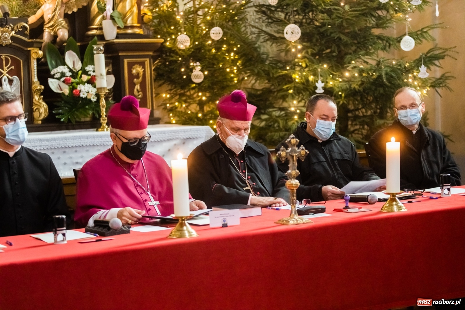 Zdjęcie w galerii na portalu naszraciborz.pl: W kościele farnym biskup opolski ogłosił rozpoczęcie procesu beatyfikacyjnego dominikanki Eufemii Piastówny z Raciborza wiadomości z regionu