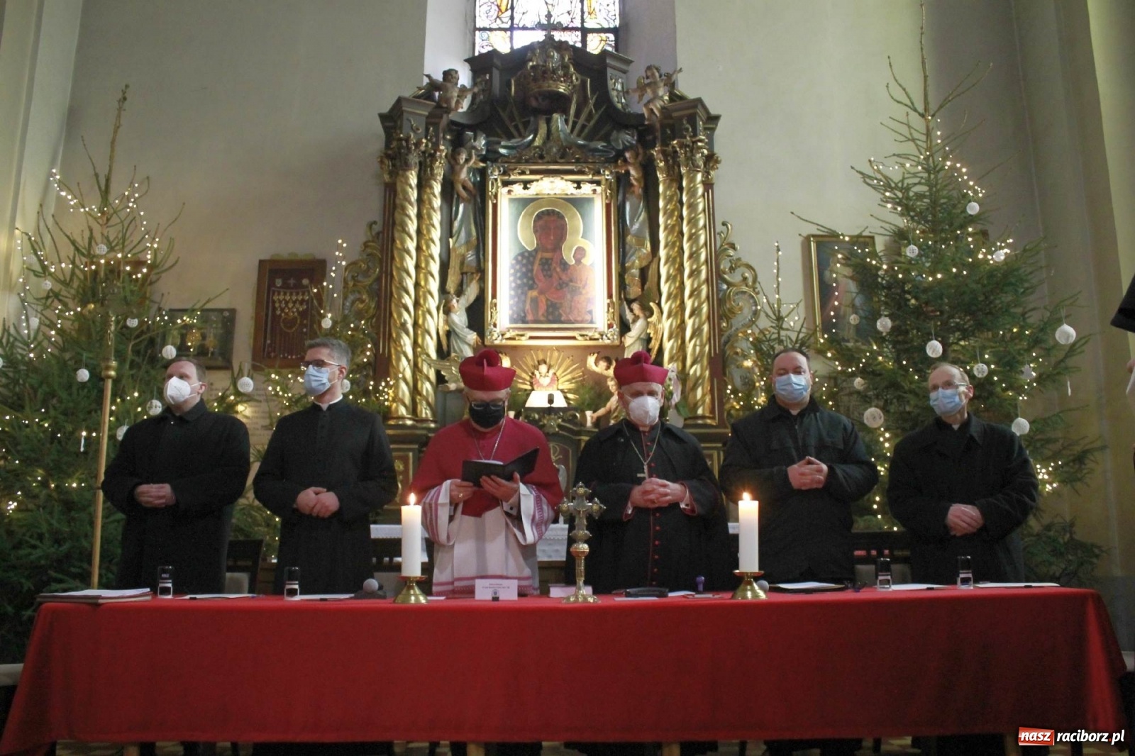 Zdjęcie w galerii na portalu naszraciborz.pl: W kościele farnym biskup opolski ogłosił rozpoczęcie procesu beatyfikacyjnego dominikanki Eufemii Piastówny z Raciborza wiadomości z regionu