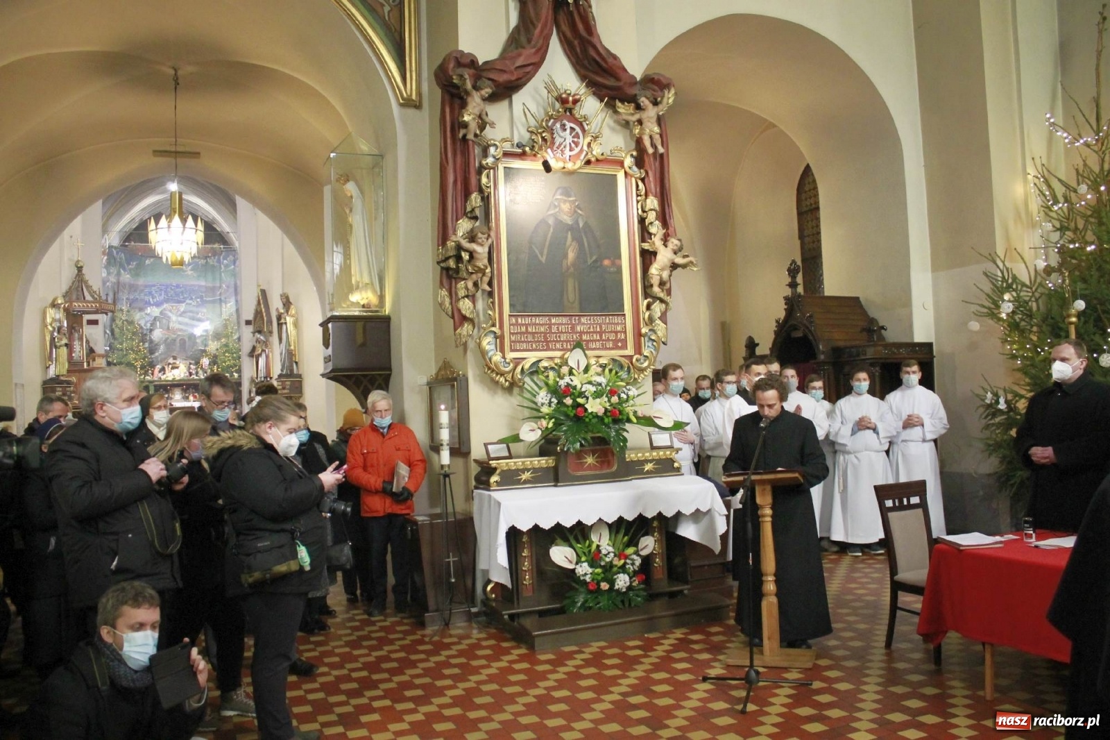 Zdjęcie w galerii na portalu naszraciborz.pl: W kościele farnym biskup opolski ogłosił rozpoczęcie procesu beatyfikacyjnego dominikanki Eufemii Piastówny z Raciborza wiadomości z regionu