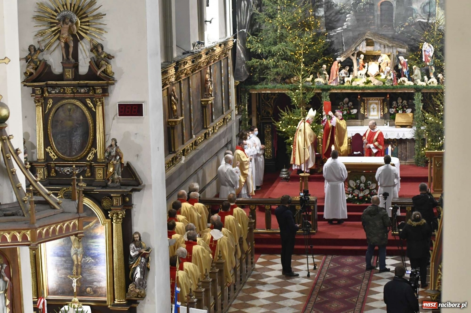 Zdjęcie w galerii na portalu naszraciborz.pl: W kościele farnym biskup opolski ogłosił rozpoczęcie procesu beatyfikacyjnego dominikanki Eufemii Piastówny z Raciborza wiadomości z regionu