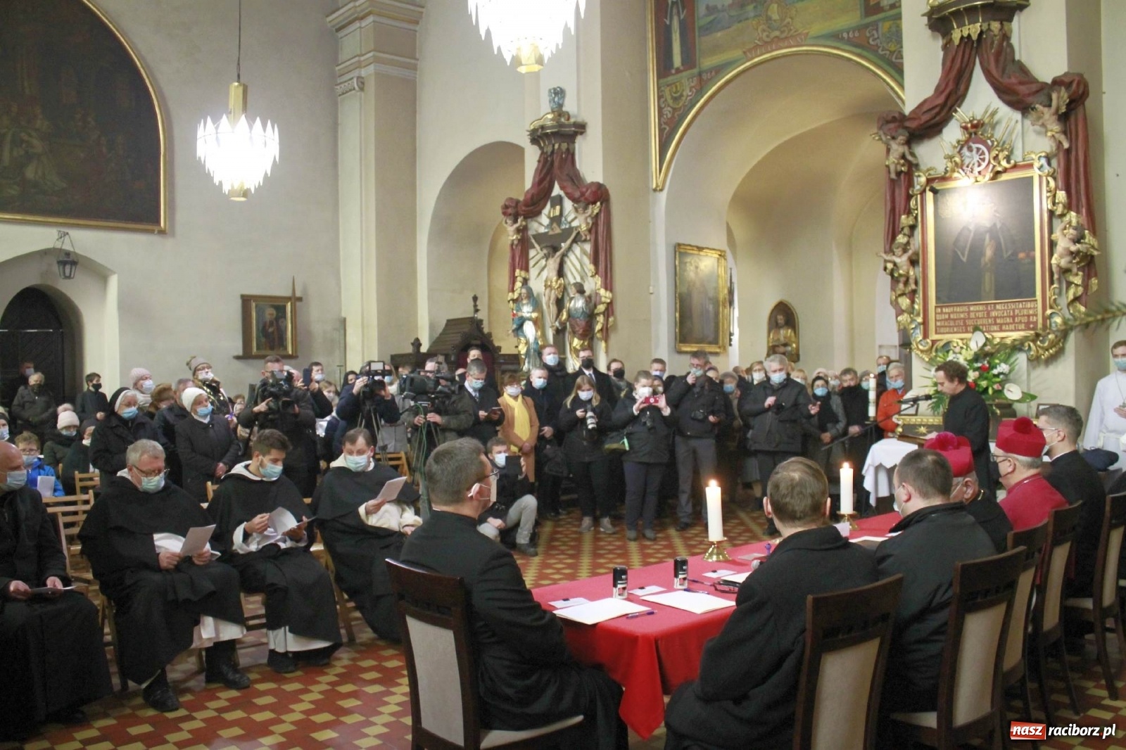 Zdjęcie w galerii na portalu naszraciborz.pl: W kościele farnym biskup opolski ogłosił rozpoczęcie procesu beatyfikacyjnego dominikanki Eufemii Piastówny z Raciborza wiadomości z regionu