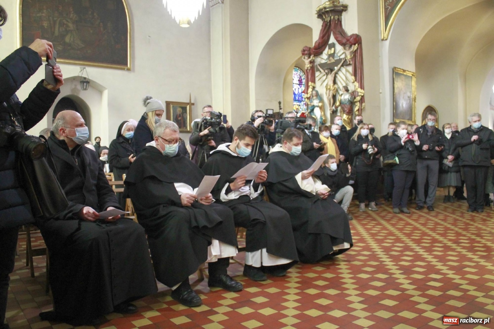 Zdjęcie w galerii na portalu naszraciborz.pl: W kościele farnym biskup opolski ogłosił rozpoczęcie procesu beatyfikacyjnego dominikanki Eufemii Piastówny z Raciborza wiadomości z regionu