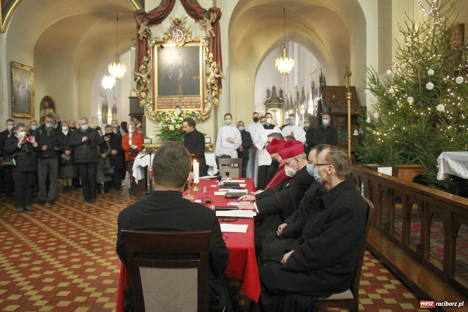 Zdjęcie w galerii na portalu naszraciborz.pl: W kościele farnym biskup opolski ogłosił rozpoczęcie procesu beatyfikacyjnego dominikanki Eufemii Piastówny z Raciborza wiadomości z regionu
