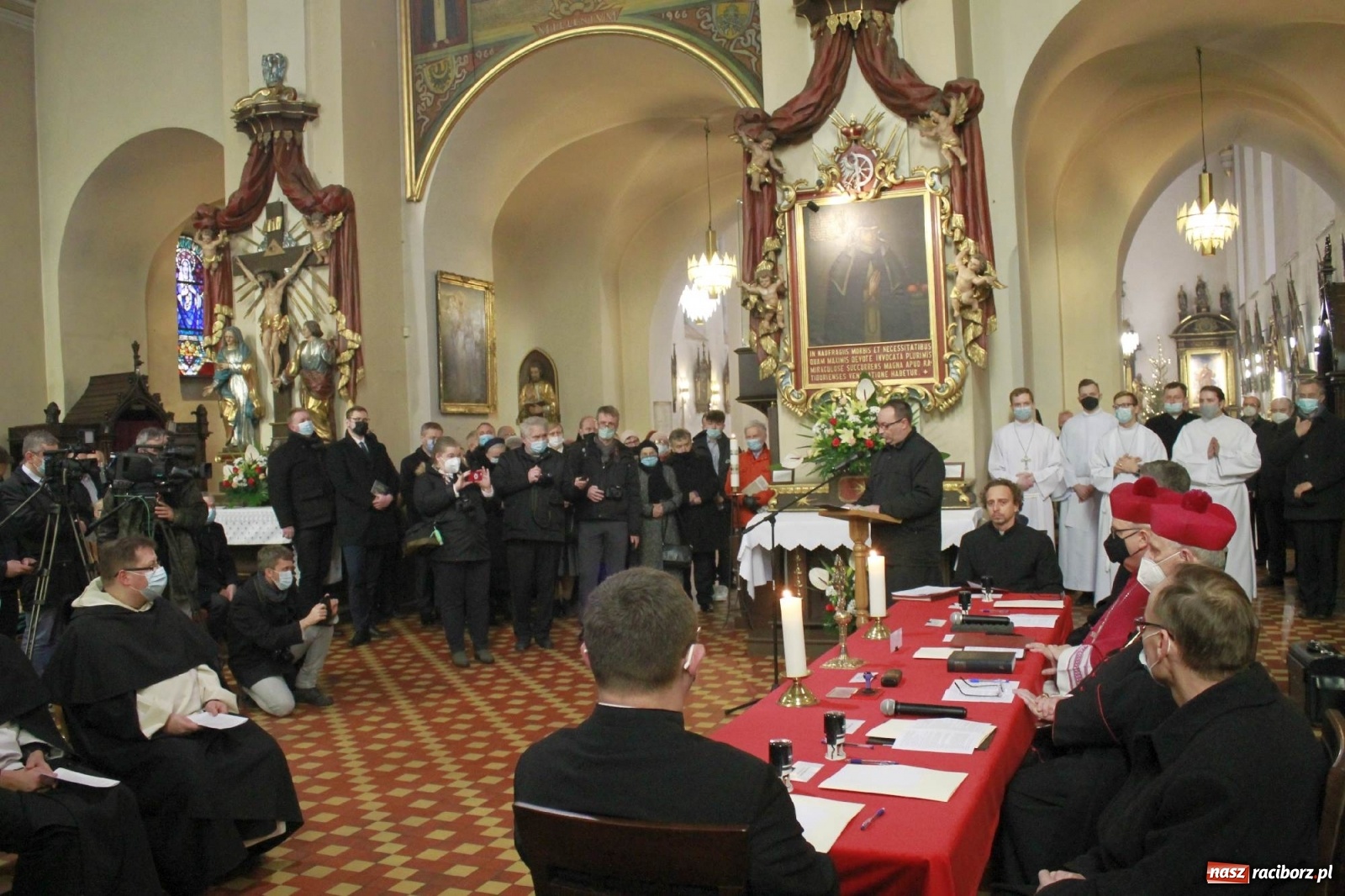 Zdjęcie w galerii na portalu naszraciborz.pl: W kościele farnym biskup opolski ogłosił rozpoczęcie procesu beatyfikacyjnego dominikanki Eufemii Piastówny z Raciborza wiadomości z regionu
