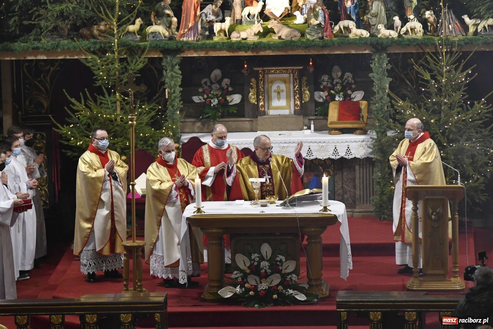 Zdjęcie w galerii na portalu naszraciborz.pl: W kościele farnym biskup opolski ogłosił rozpoczęcie procesu beatyfikacyjnego dominikanki Eufemii Piastówny z Raciborza wiadomości z regionu