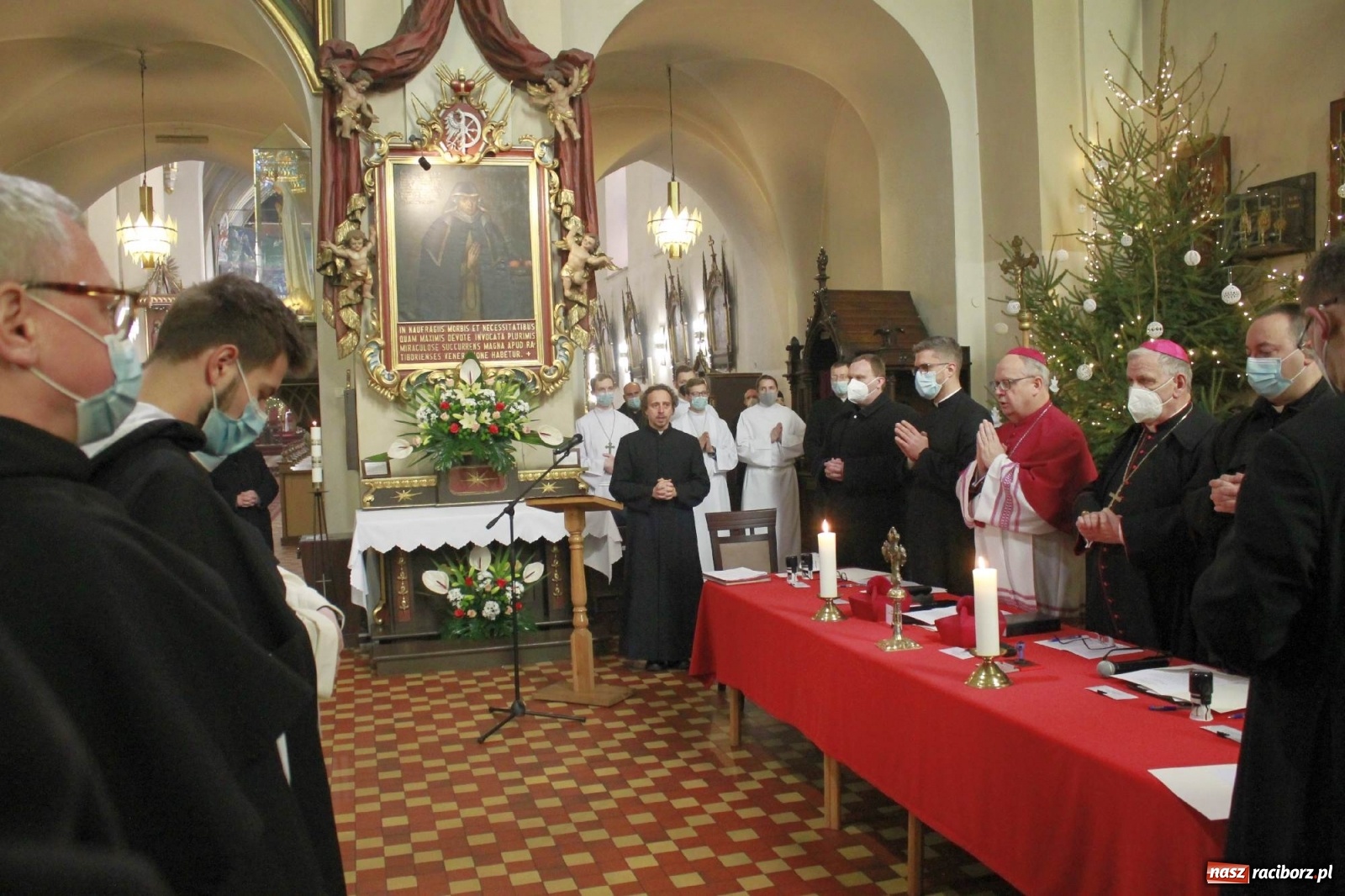 Zdjęcie w galerii na portalu naszraciborz.pl: W kościele farnym biskup opolski ogłosił rozpoczęcie procesu beatyfikacyjnego dominikanki Eufemii Piastówny z Raciborza wiadomości z regionu