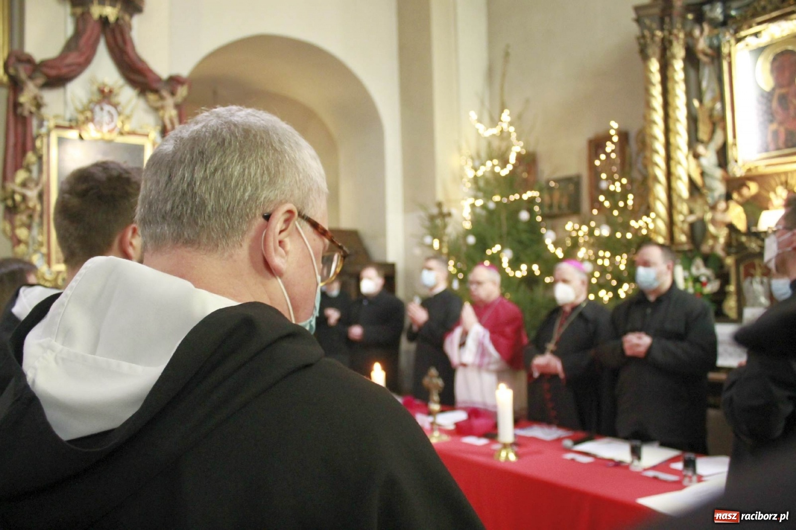 Zdjęcie w galerii na portalu naszraciborz.pl: W kościele farnym biskup opolski ogłosił rozpoczęcie procesu beatyfikacyjnego dominikanki Eufemii Piastówny z Raciborza wiadomości z regionu