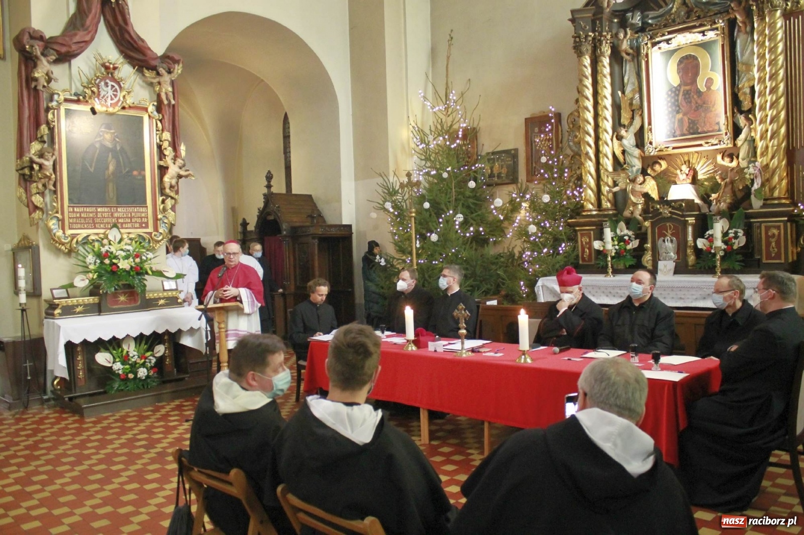 Zdjęcie w galerii na portalu naszraciborz.pl: W kościele farnym biskup opolski ogłosił rozpoczęcie procesu beatyfikacyjnego dominikanki Eufemii Piastówny z Raciborza wiadomości z regionu