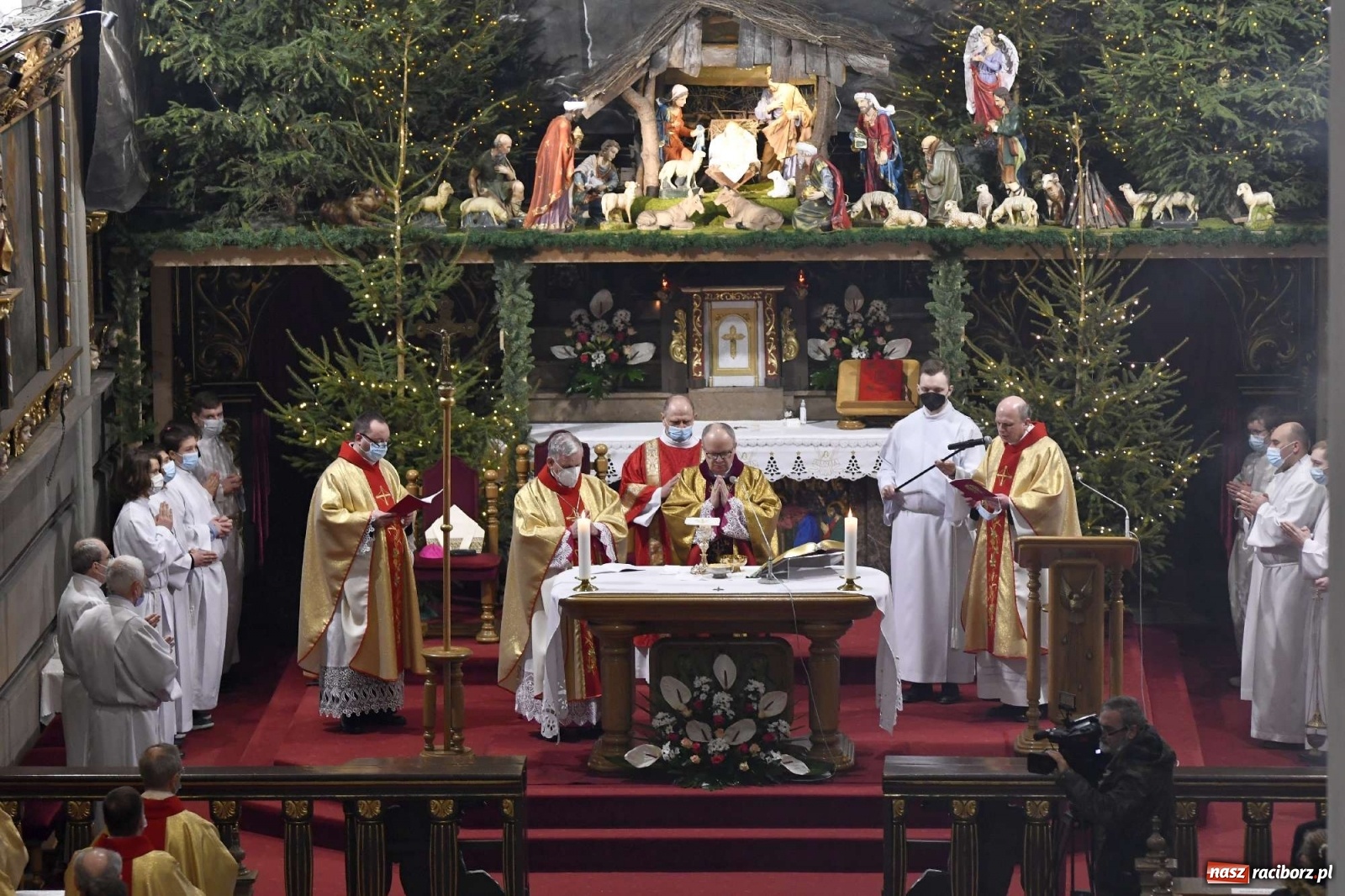 Zdjęcie w galerii na portalu naszraciborz.pl: W kościele farnym biskup opolski ogłosił rozpoczęcie procesu beatyfikacyjnego dominikanki Eufemii Piastówny z Raciborza wiadomości z regionu