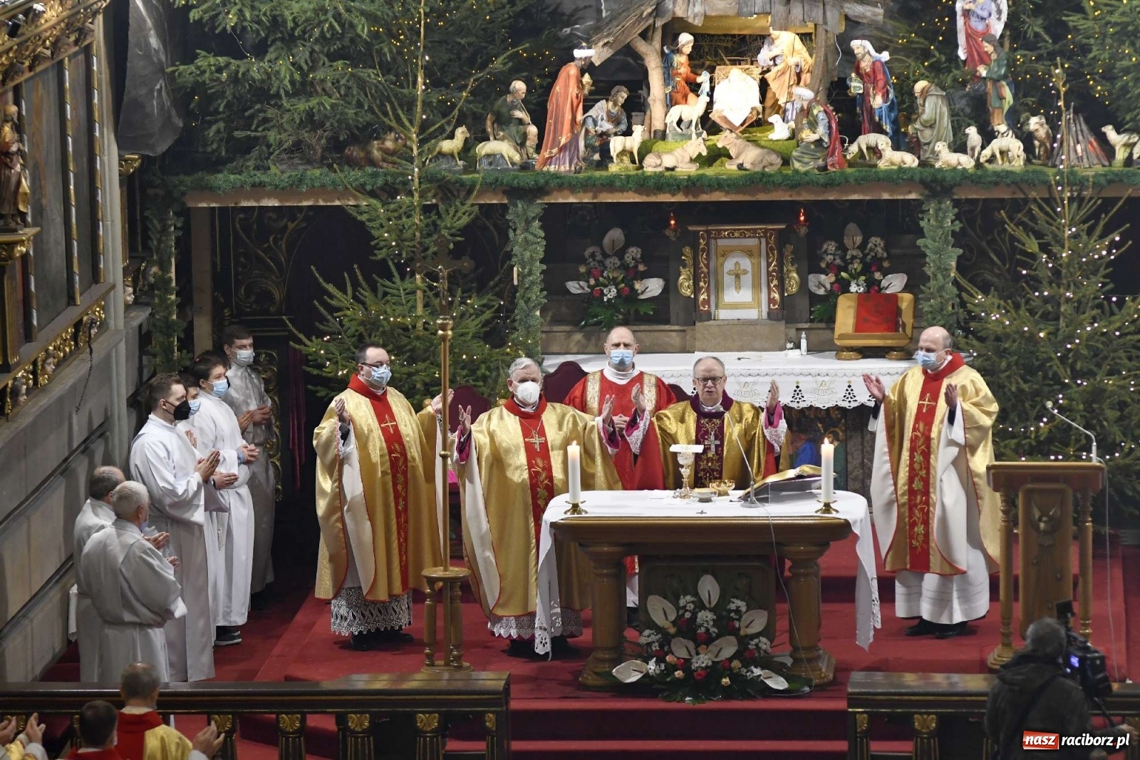 Zdjęcie w galerii na portalu naszraciborz.pl: W kościele farnym biskup opolski ogłosił rozpoczęcie procesu beatyfikacyjnego dominikanki Eufemii Piastówny z Raciborza wiadomości z regionu