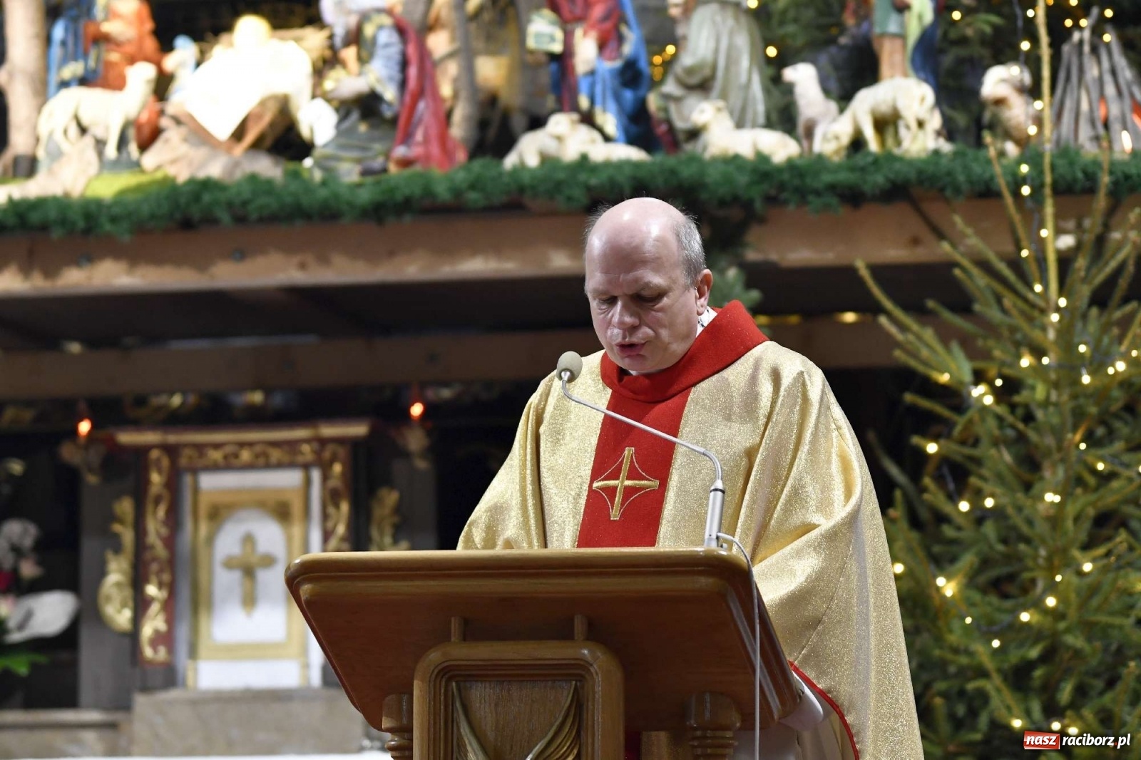 Zdjęcie w galerii na portalu naszraciborz.pl: W kościele farnym biskup opolski ogłosił rozpoczęcie procesu beatyfikacyjnego dominikanki Eufemii Piastówny z Raciborza wiadomości z regionu