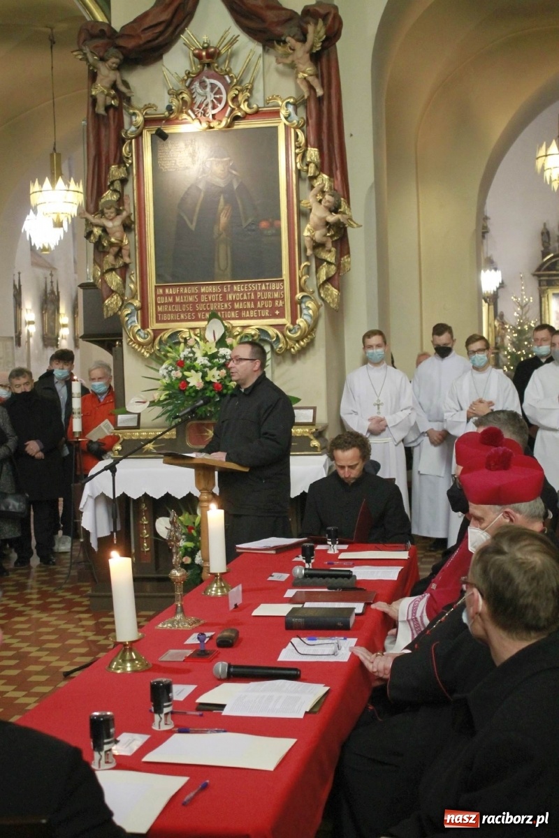 Zdjęcie w galerii na portalu naszraciborz.pl: W kościele farnym biskup opolski ogłosił rozpoczęcie procesu beatyfikacyjnego dominikanki Eufemii Piastówny z Raciborza wiadomości z regionu