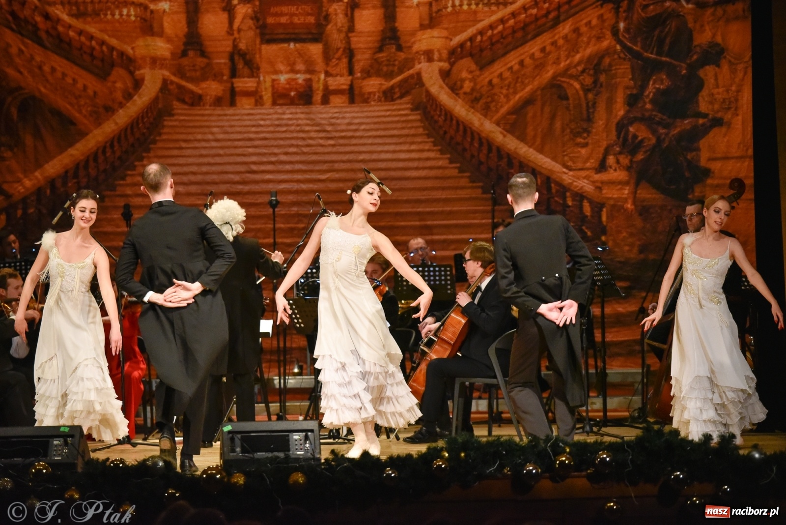 Zdjęcie w galerii na portalu naszraciborz.pl: Johann Strauss Show. RCK w karnawałowym klimacie wiadomości z regionu