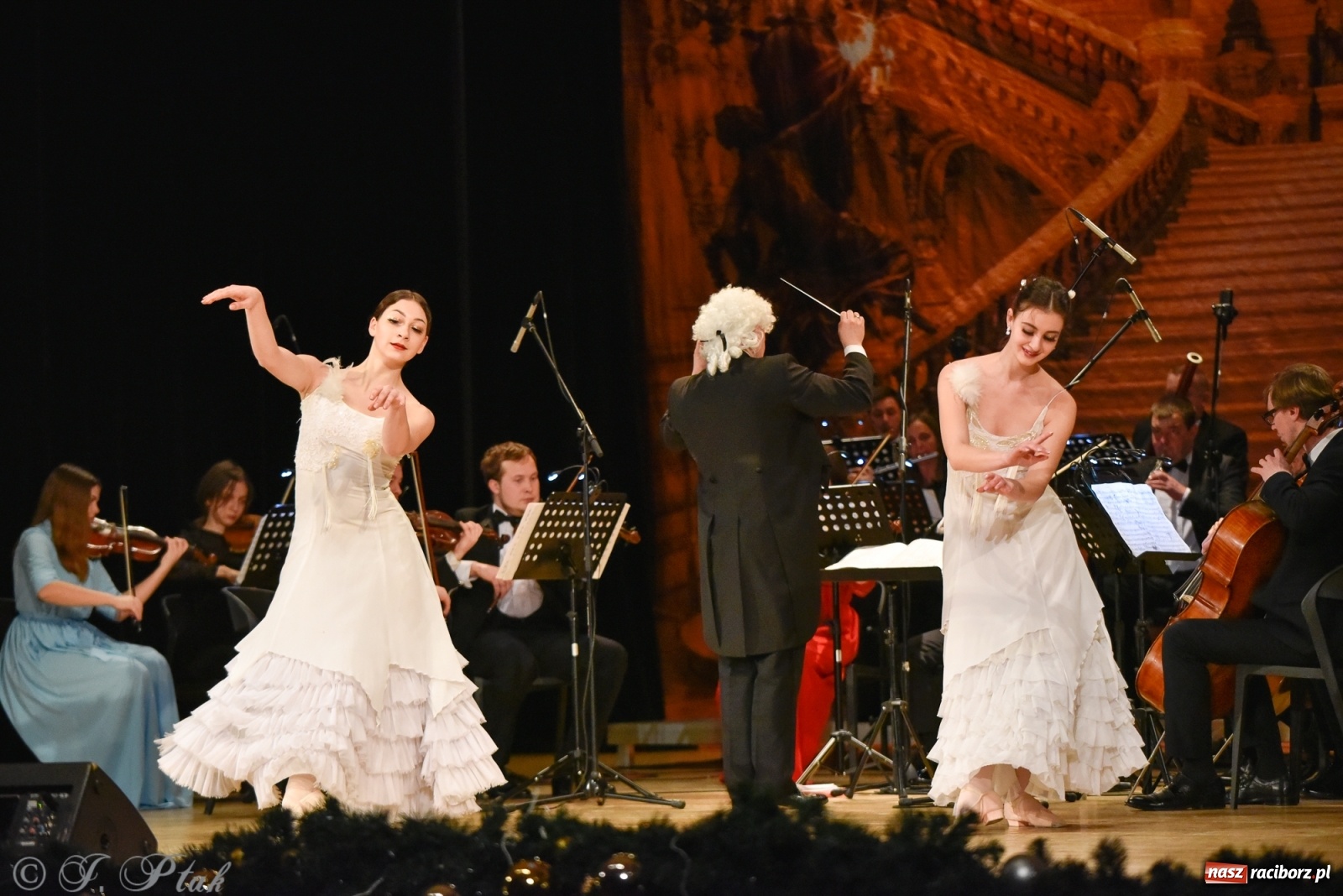 Zdjęcie w galerii na portalu naszraciborz.pl: Johann Strauss Show. RCK w karnawałowym klimacie wiadomości z regionu