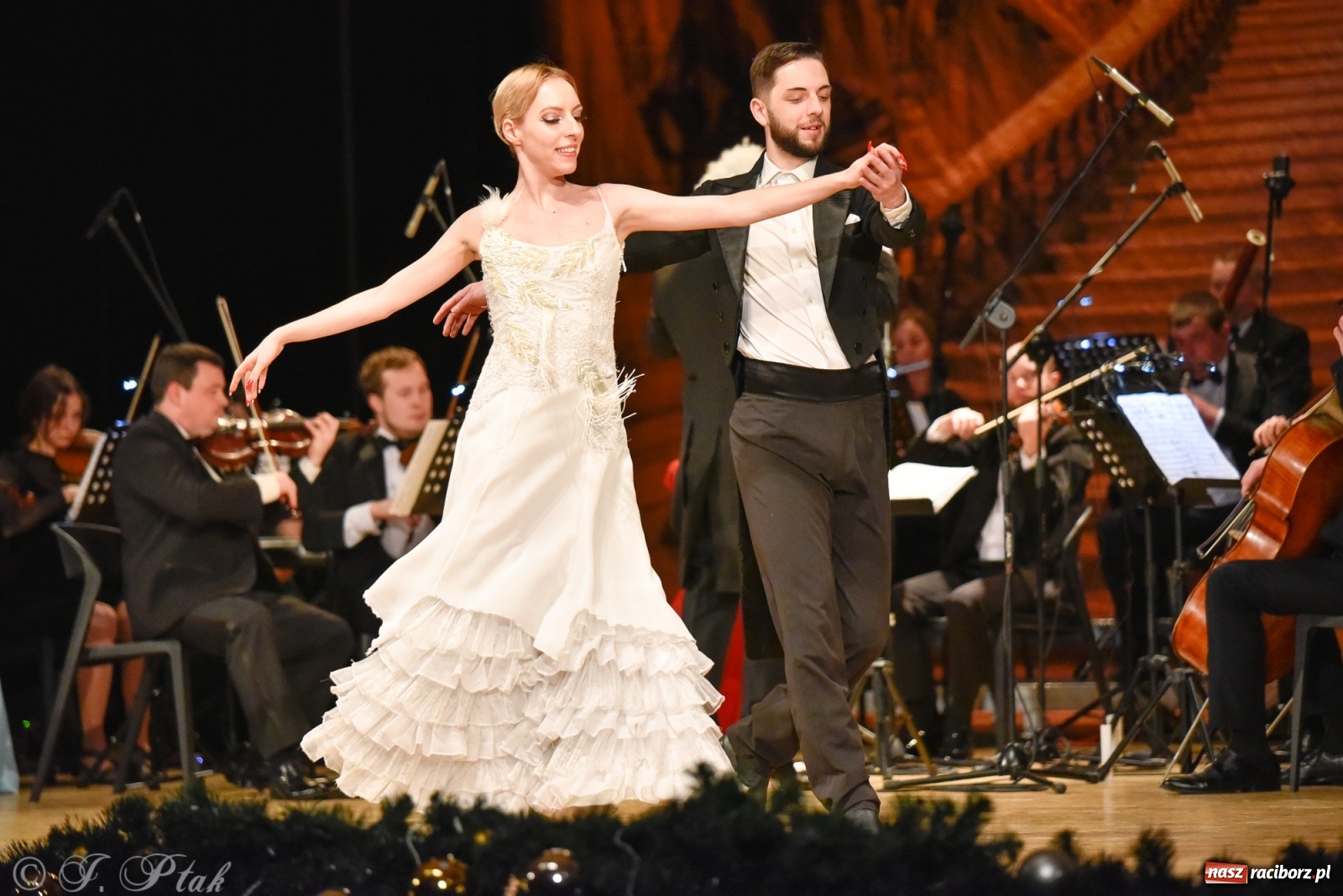 Zdjęcie w galerii na portalu naszraciborz.pl: Johann Strauss Show. RCK w karnawałowym klimacie wiadomości z regionu