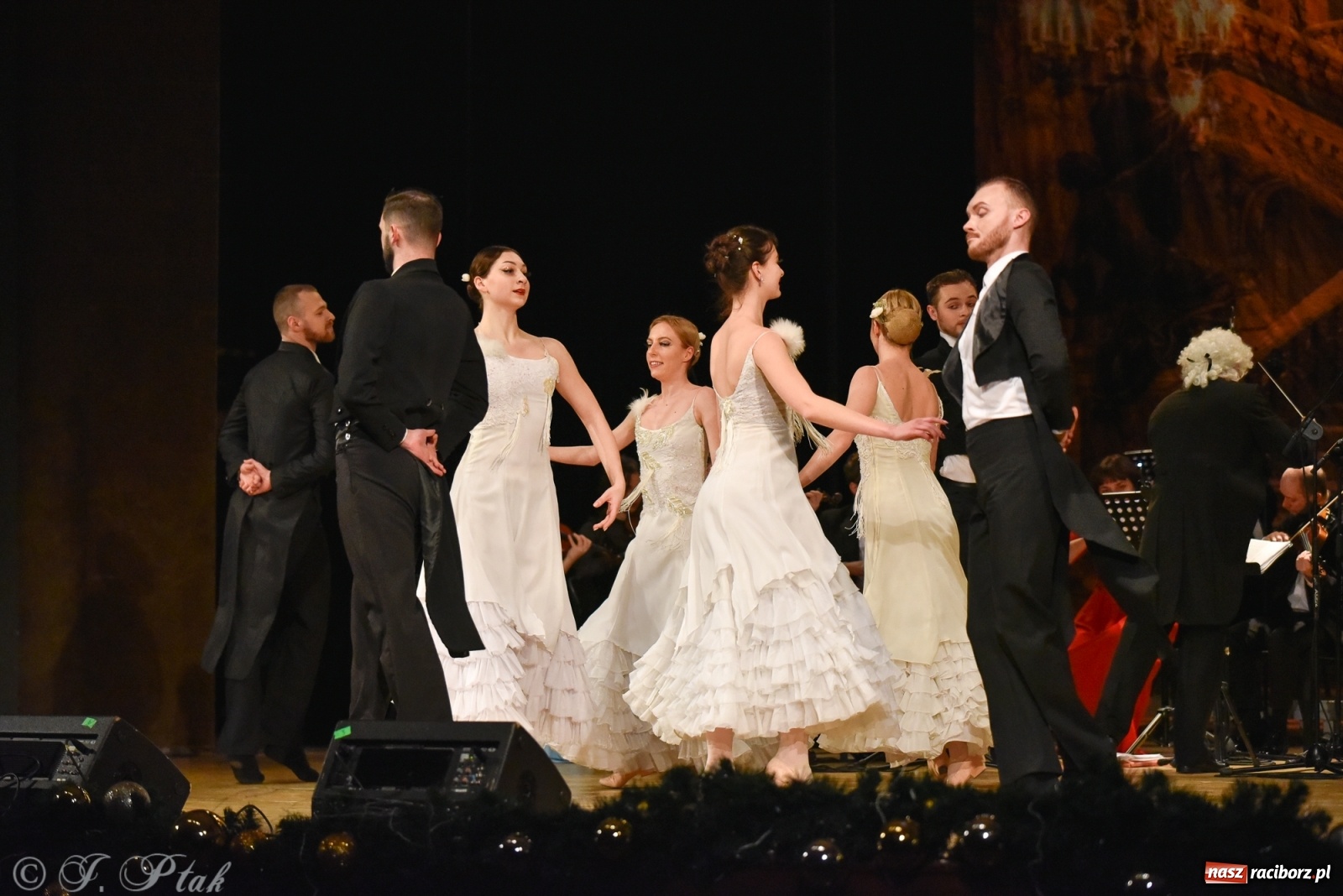 Zdjęcie w galerii na portalu naszraciborz.pl: Johann Strauss Show. RCK w karnawałowym klimacie wiadomości z regionu