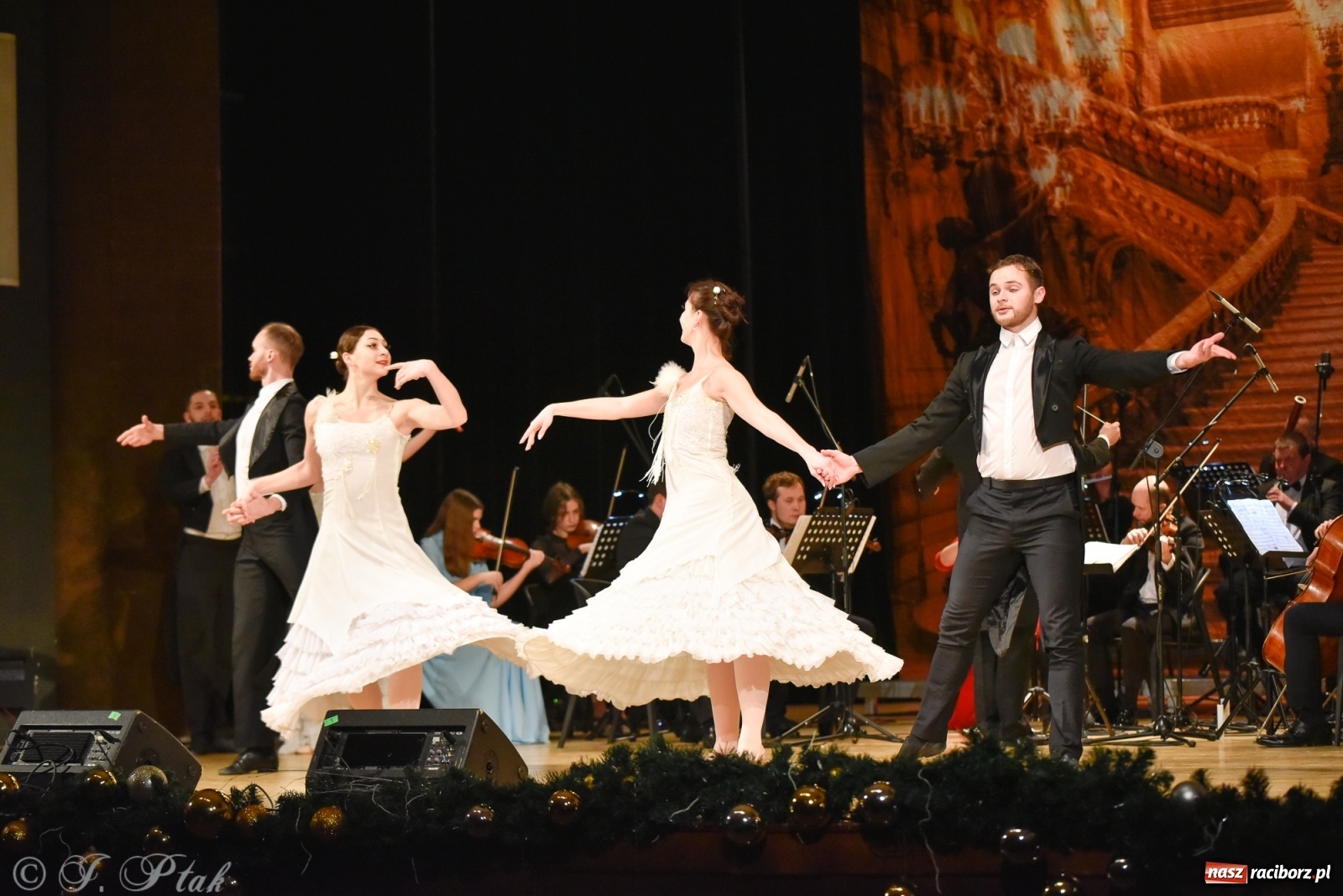 Zdjęcie w galerii na portalu naszraciborz.pl: Johann Strauss Show. RCK w karnawałowym klimacie wiadomości z regionu