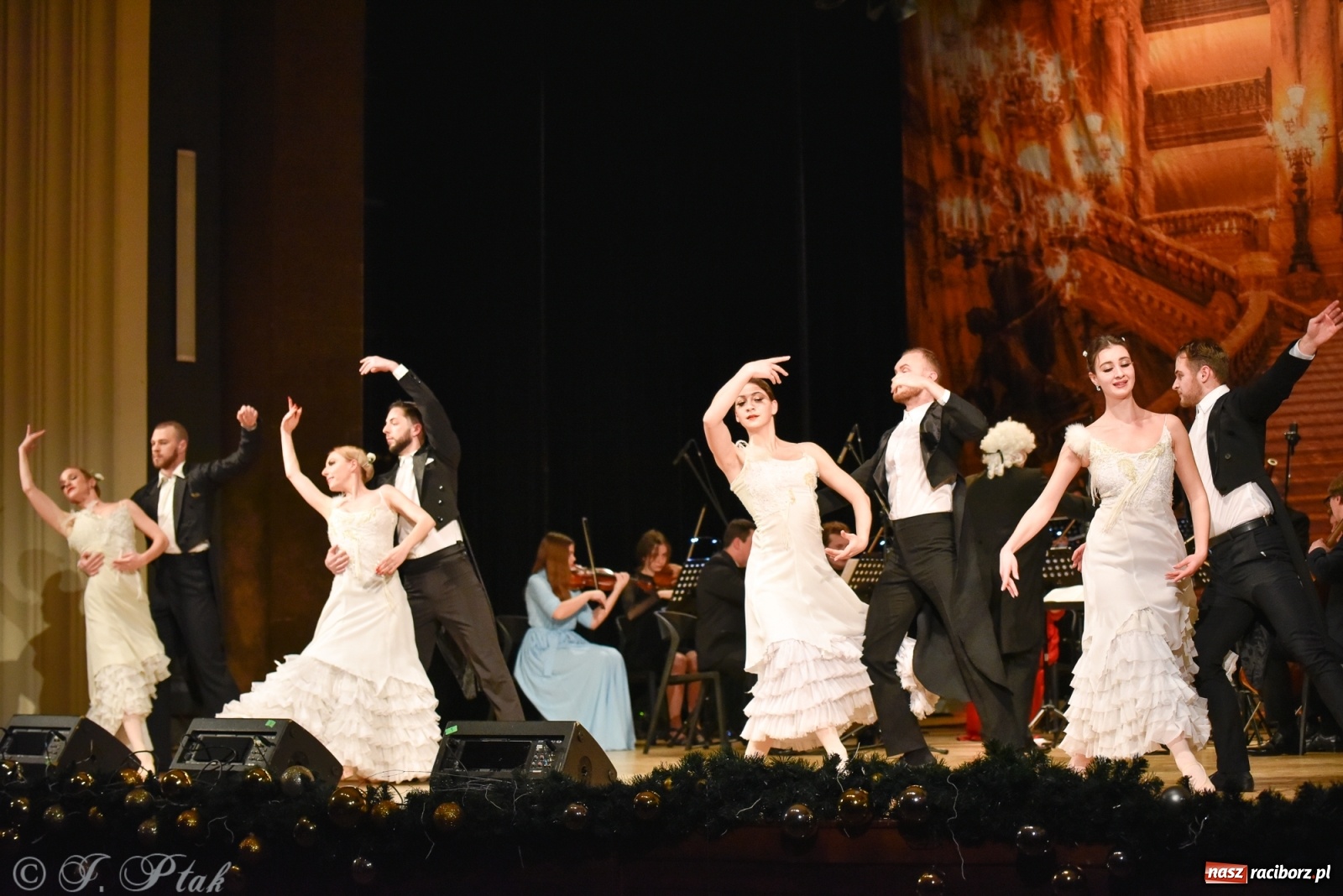 Zdjęcie w galerii na portalu naszraciborz.pl: Johann Strauss Show. RCK w karnawałowym klimacie wiadomości z regionu