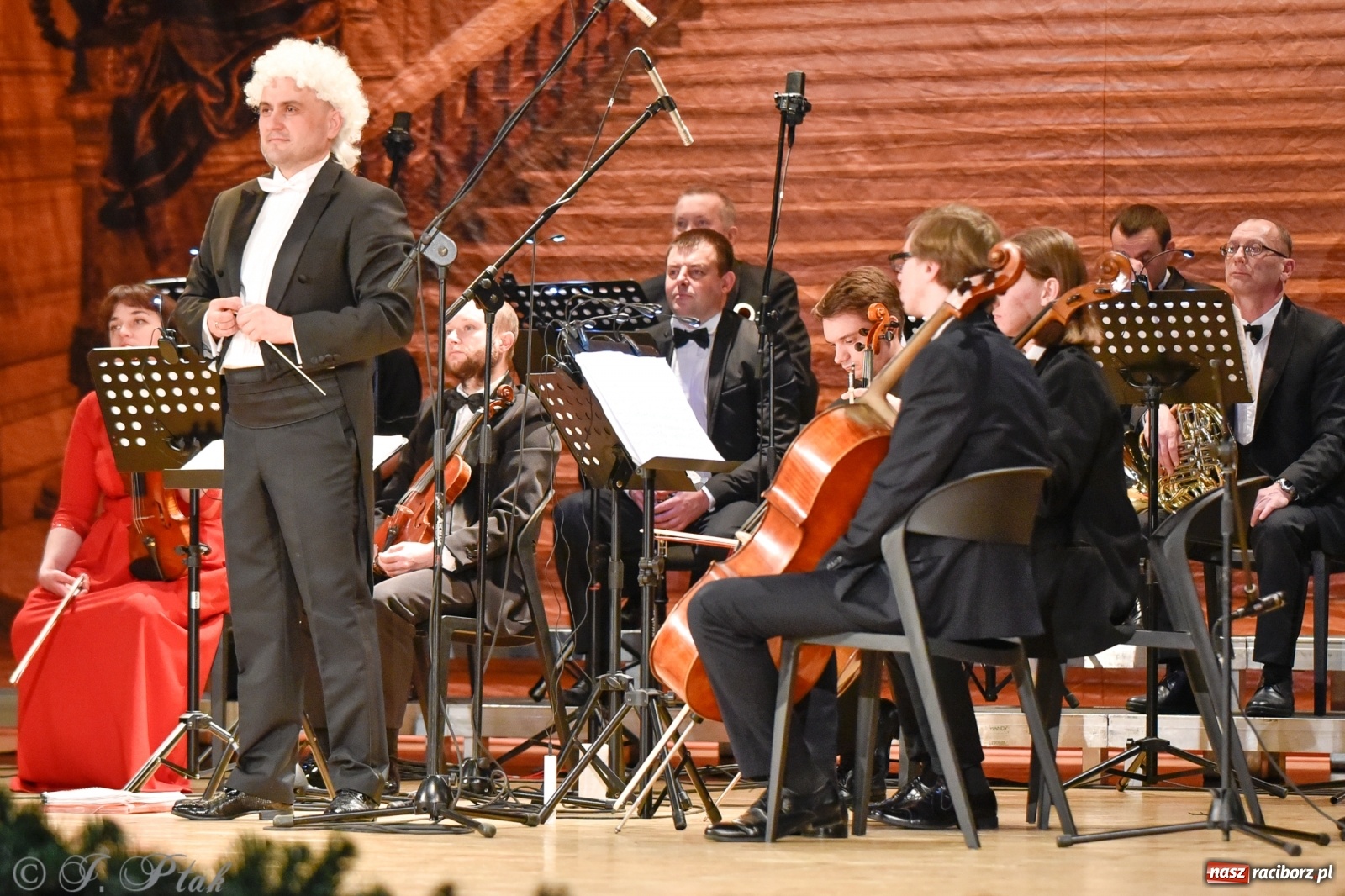 Zdjęcie w galerii na portalu naszraciborz.pl: Johann Strauss Show. RCK w karnawałowym klimacie wiadomości z regionu