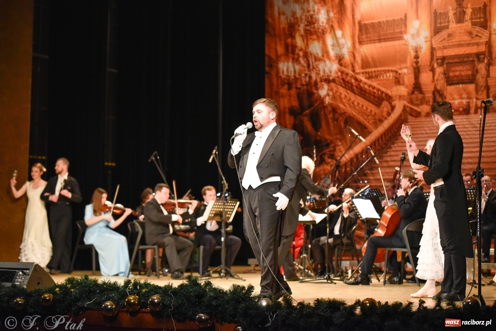 Zdjęcie w galerii na portalu naszraciborz.pl: Johann Strauss Show. RCK w karnawałowym klimacie wiadomości z regionu