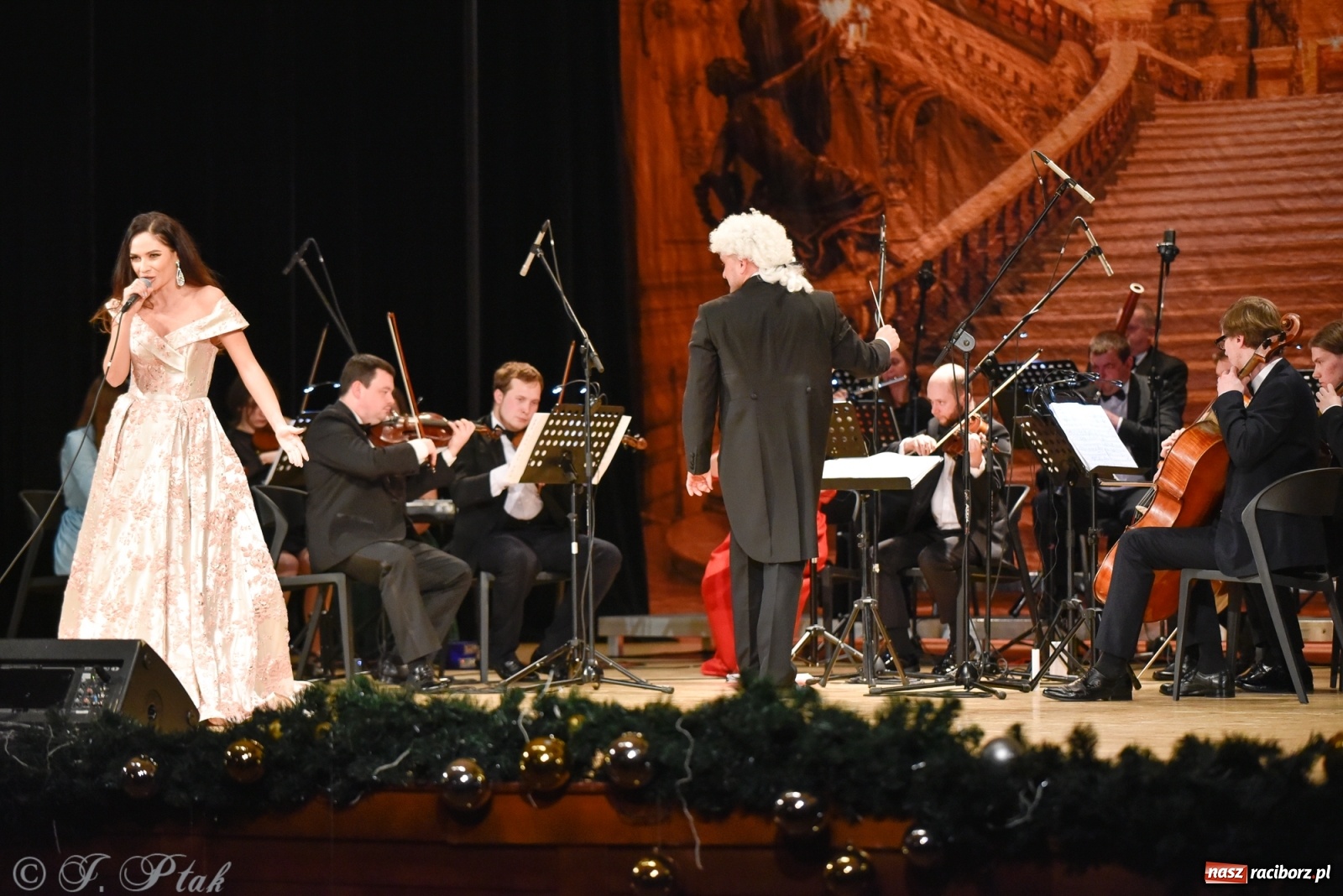 Zdjęcie w galerii na portalu naszraciborz.pl: Johann Strauss Show. RCK w karnawałowym klimacie wiadomości z regionu