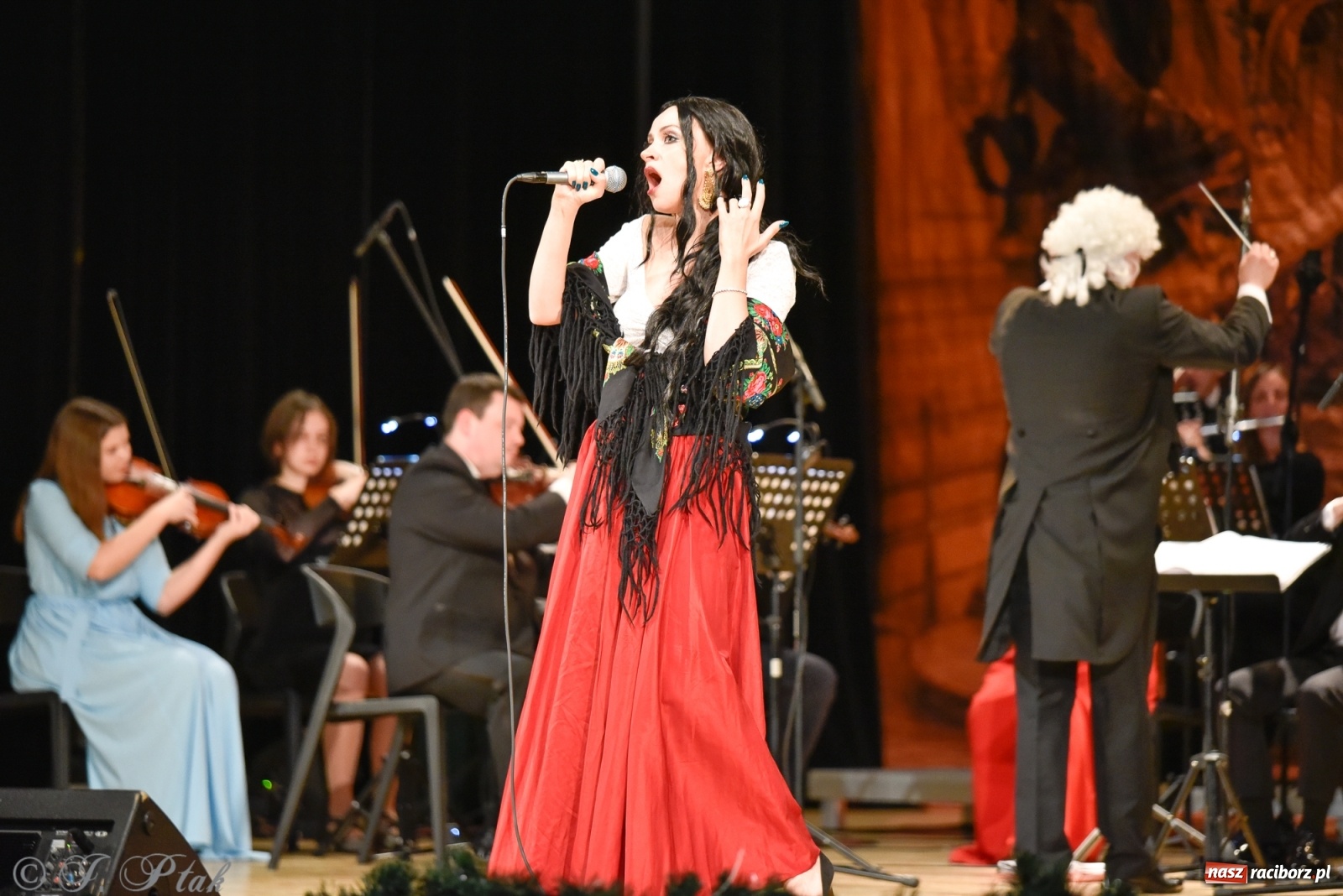 Zdjęcie w galerii na portalu naszraciborz.pl: Johann Strauss Show. RCK w karnawałowym klimacie wiadomości z regionu