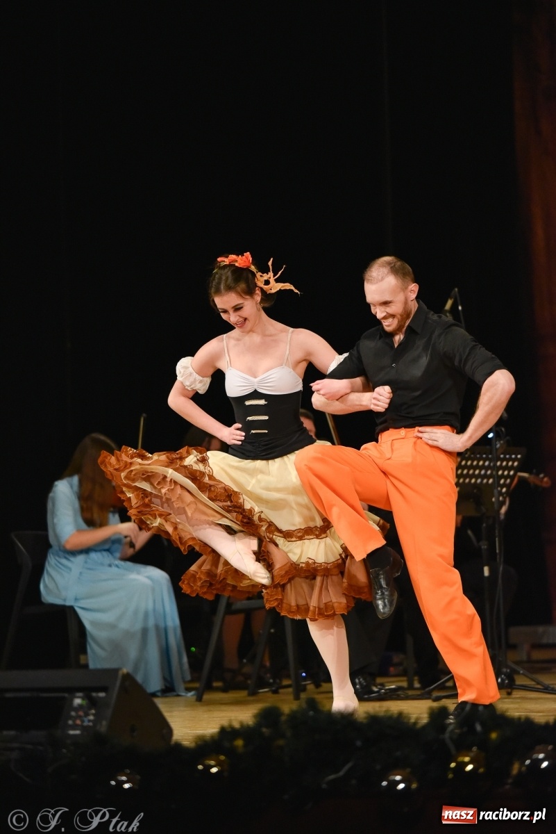 Zdjęcie w galerii na portalu naszraciborz.pl: Johann Strauss Show. RCK w karnawałowym klimacie wiadomości z regionu