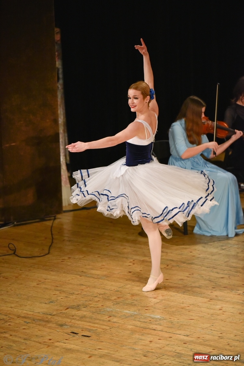 Zdjęcie w galerii na portalu naszraciborz.pl: Johann Strauss Show. RCK w karnawałowym klimacie wiadomości z regionu