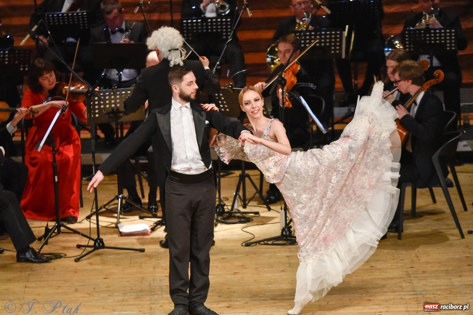 Zdjęcie w galerii na portalu naszraciborz.pl: Johann Strauss Show. RCK w karnawałowym klimacie wiadomości z regionu