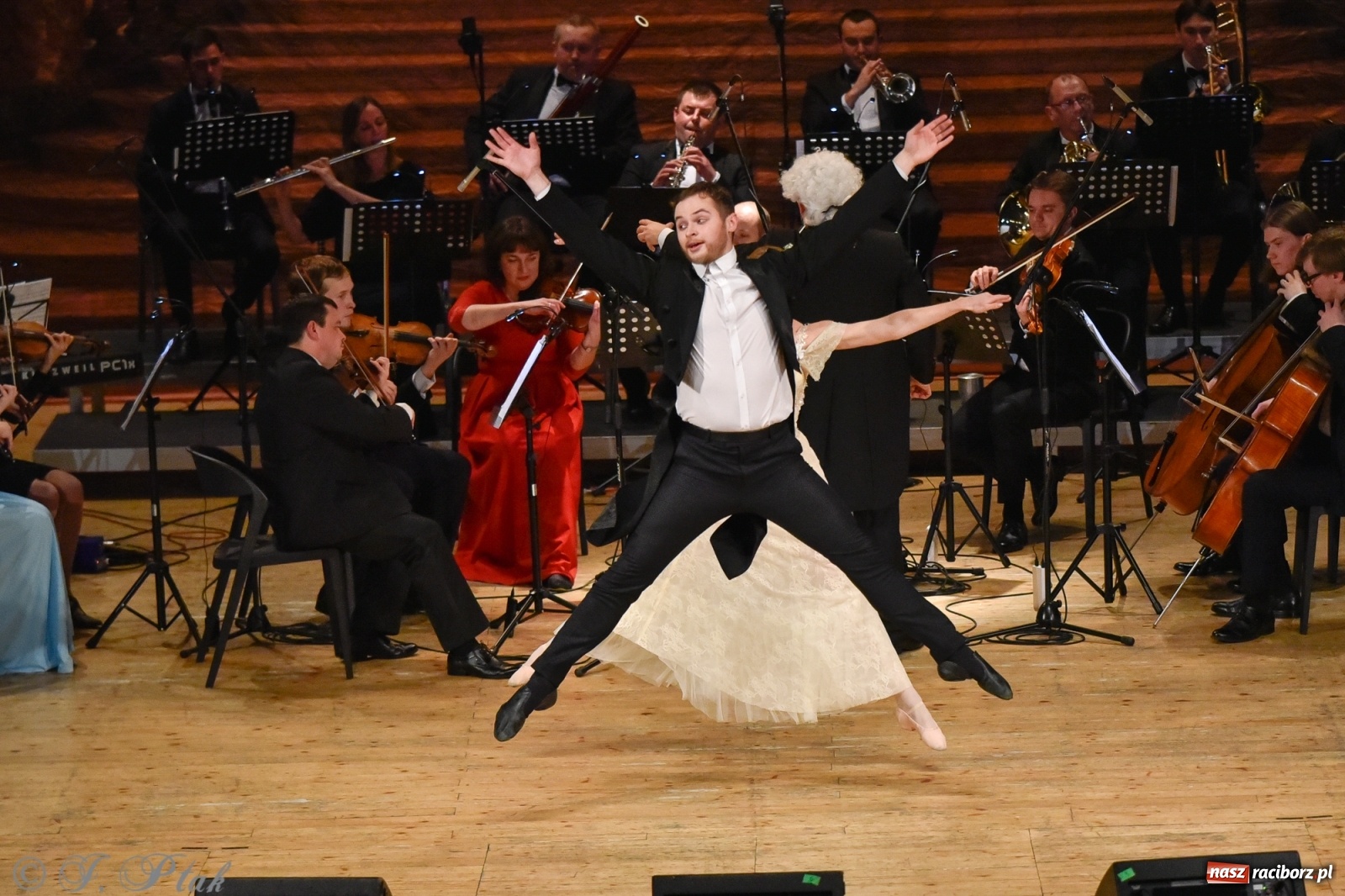 Zdjęcie w galerii na portalu naszraciborz.pl: Johann Strauss Show. RCK w karnawałowym klimacie wiadomości z regionu