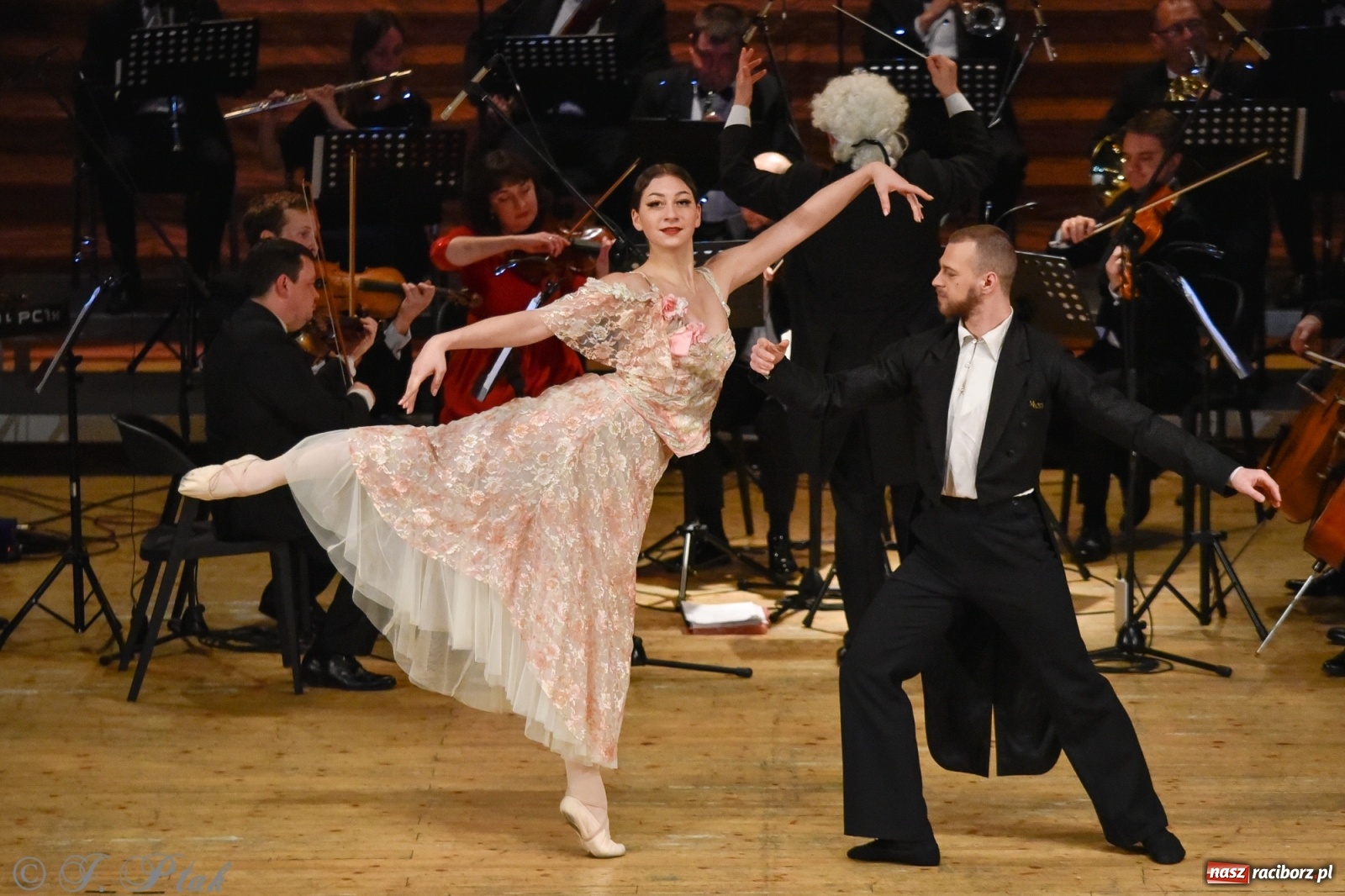 Zdjęcie w galerii na portalu naszraciborz.pl: Johann Strauss Show. RCK w karnawałowym klimacie wiadomości z regionu