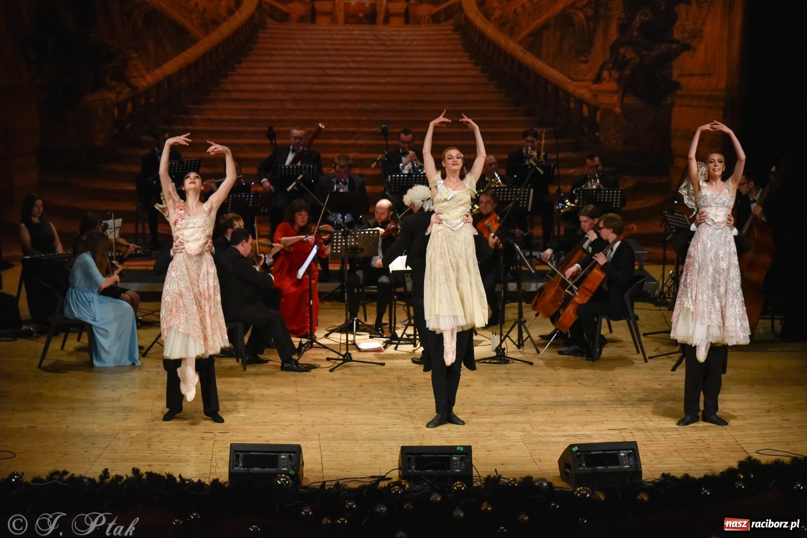 Zdjęcie w galerii na portalu naszraciborz.pl: Johann Strauss Show. RCK w karnawałowym klimacie wiadomości z regionu