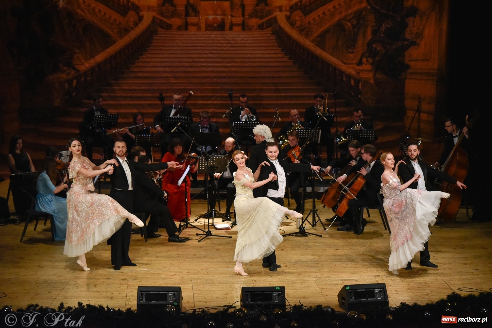 Zdjęcie w galerii na portalu naszraciborz.pl: Johann Strauss Show. RCK w karnawałowym klimacie wiadomości z regionu