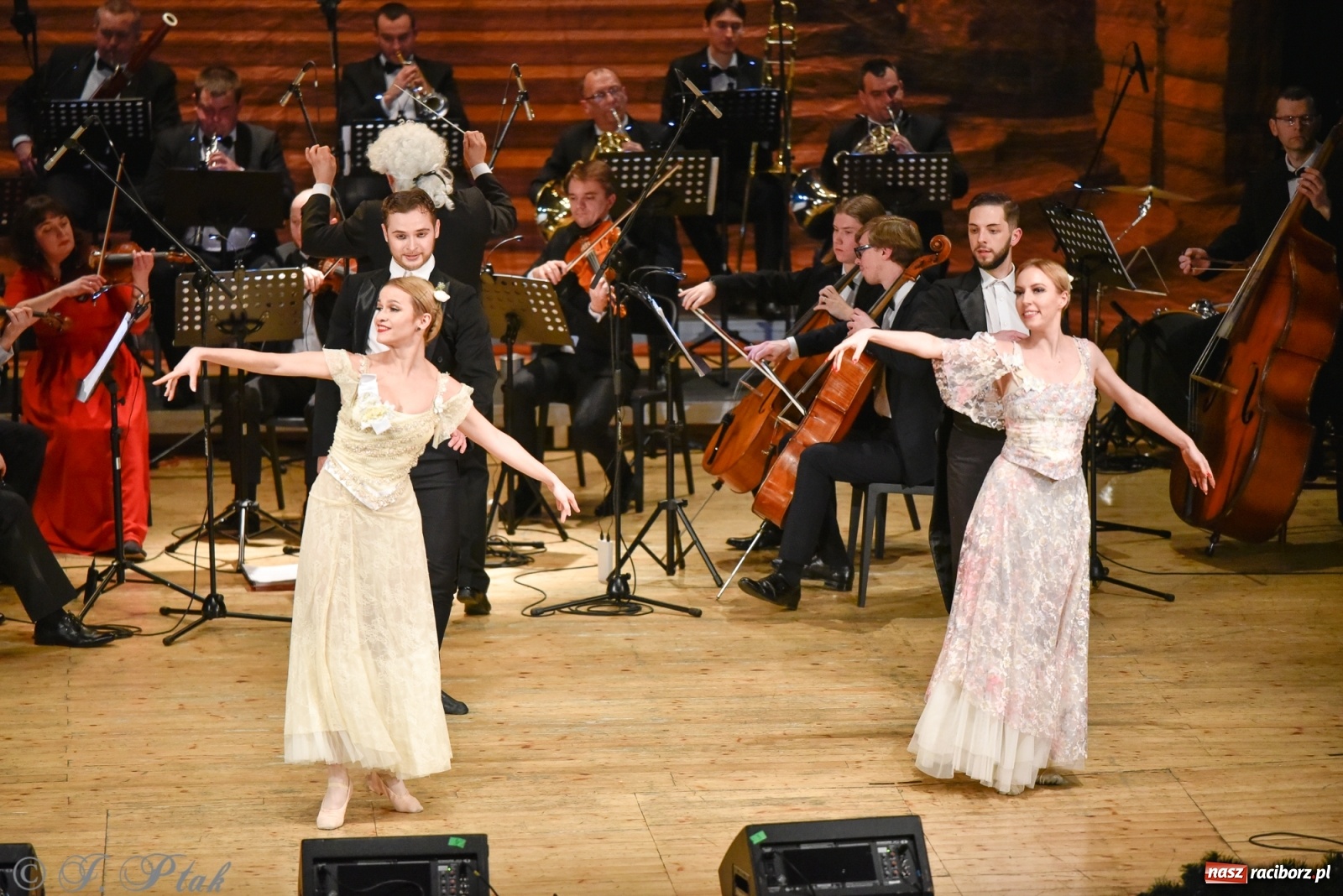 Zdjęcie w galerii na portalu naszraciborz.pl: Johann Strauss Show. RCK w karnawałowym klimacie wiadomości z regionu