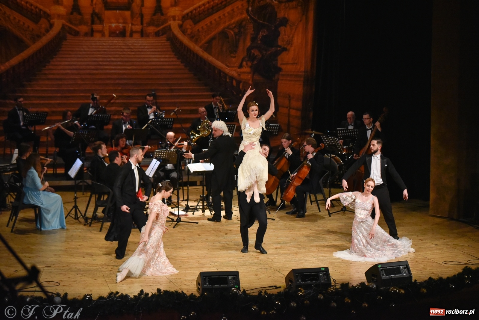 Zdjęcie w galerii na portalu naszraciborz.pl: Johann Strauss Show. RCK w karnawałowym klimacie wiadomości z regionu