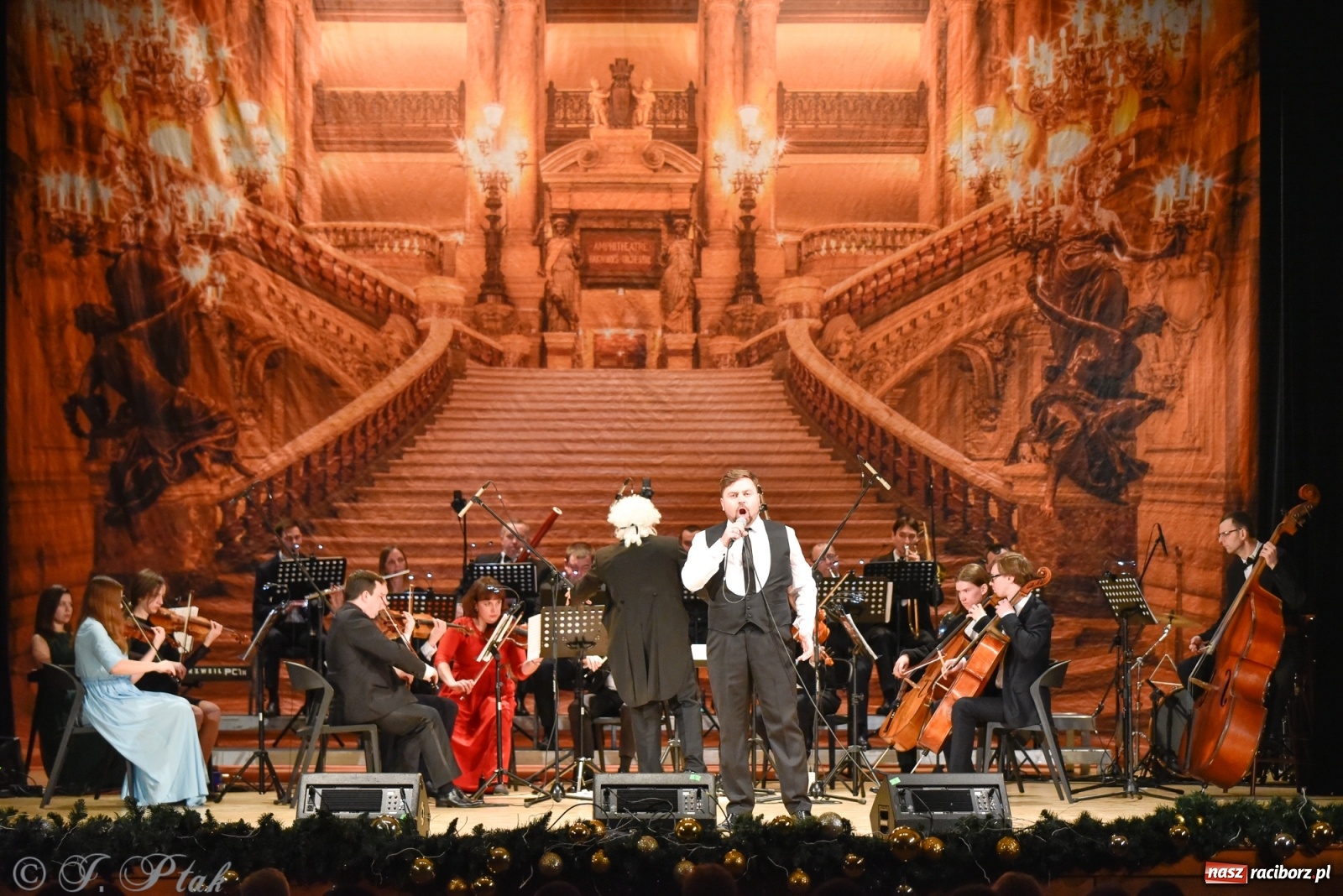 Zdjęcie w galerii na portalu naszraciborz.pl: Johann Strauss Show. RCK w karnawałowym klimacie wiadomości z regionu