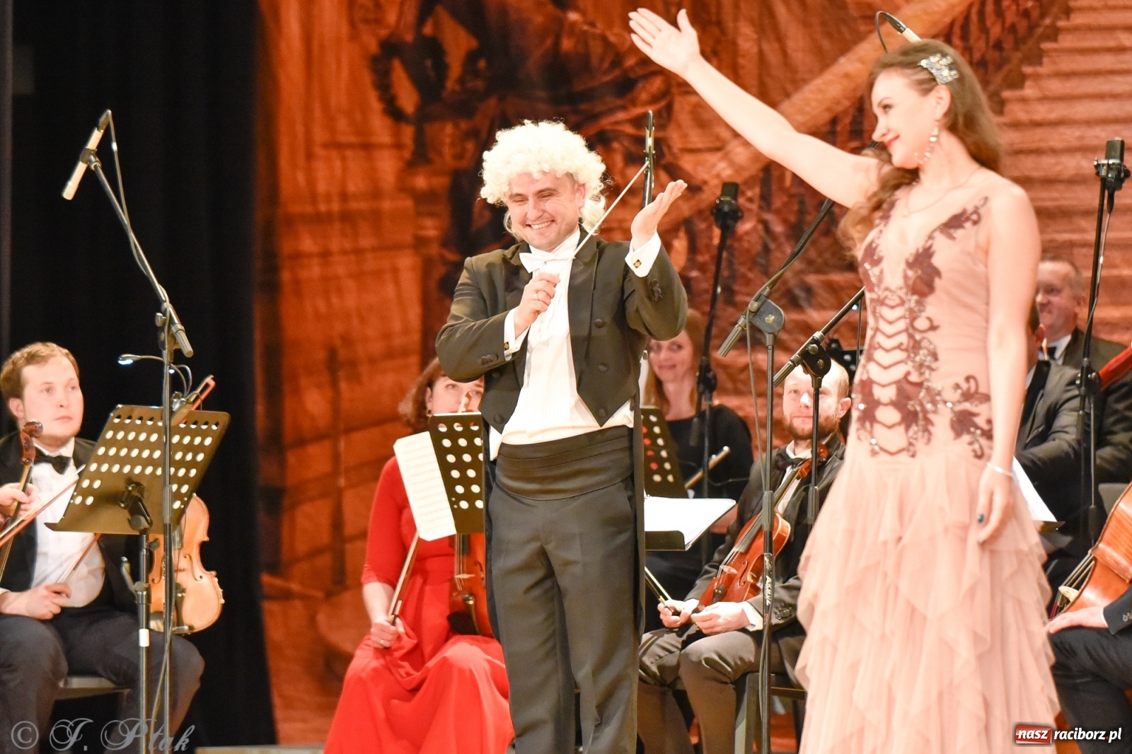 Zdjęcie w galerii na portalu naszraciborz.pl: Johann Strauss Show. RCK w karnawałowym klimacie wiadomości z regionu