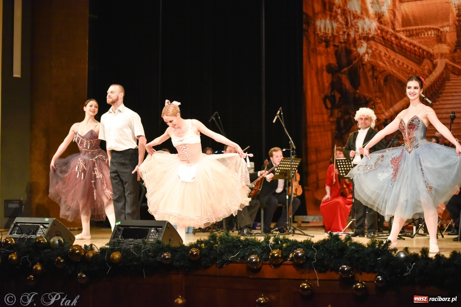 Zdjęcie w galerii na portalu naszraciborz.pl: Johann Strauss Show. RCK w karnawałowym klimacie wiadomości z regionu