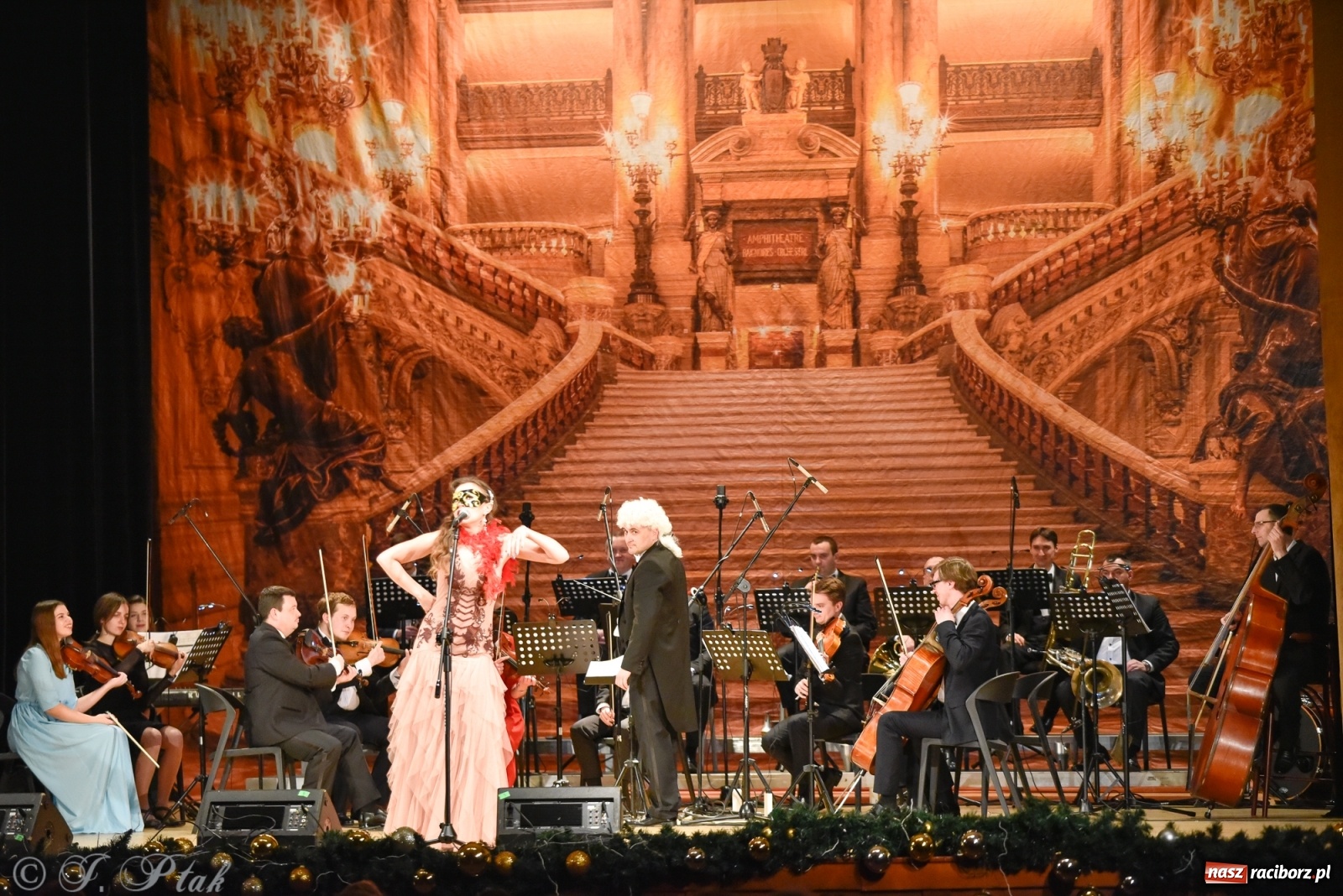 Zdjęcie w galerii na portalu naszraciborz.pl: Johann Strauss Show. RCK w karnawałowym klimacie wiadomości z regionu