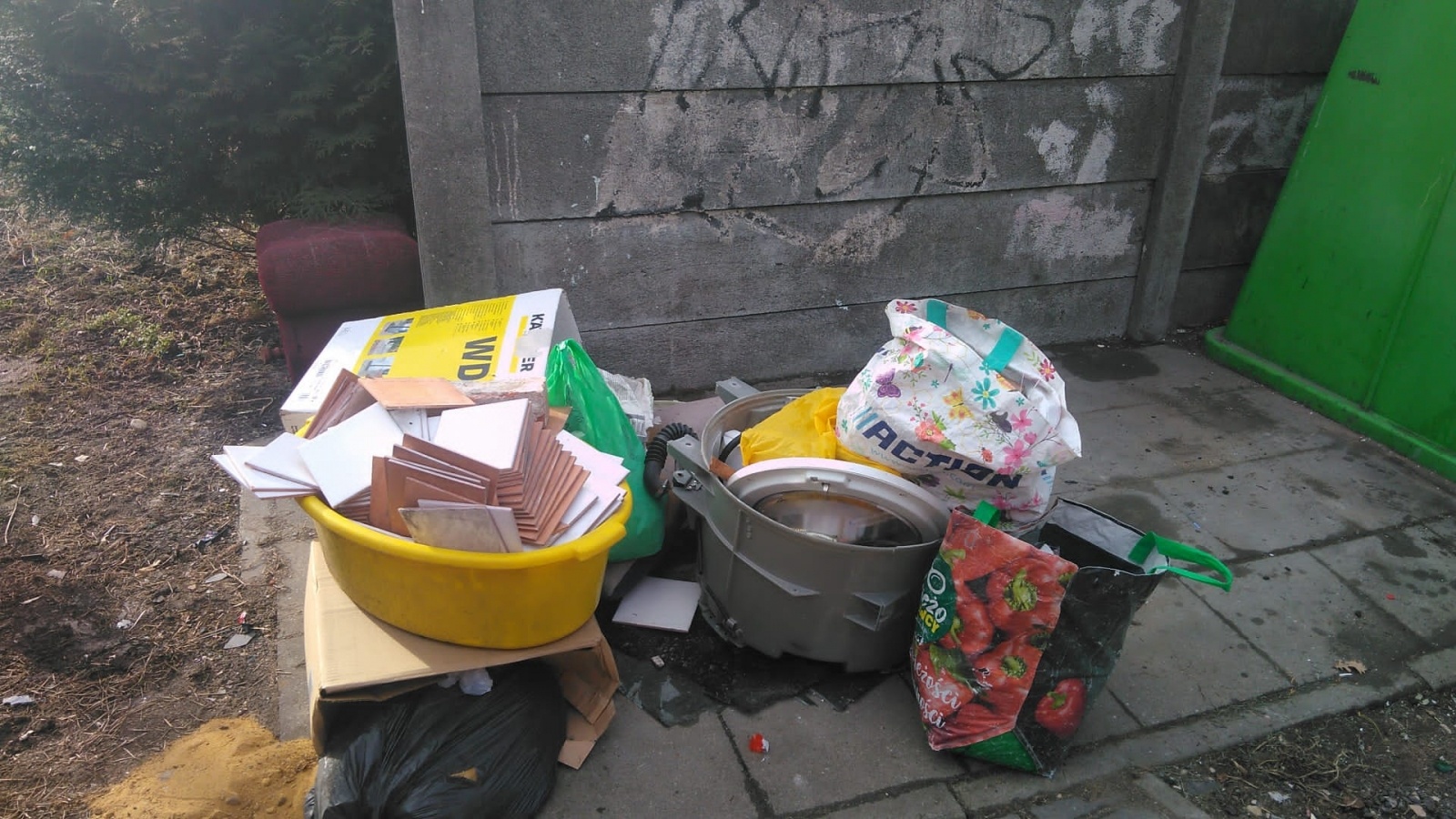 Zdjęcie w galerii na portalu naszraciborz.pl: Góra odpadów na Miechowskiej - list czytelniczki wiadomości z regionu