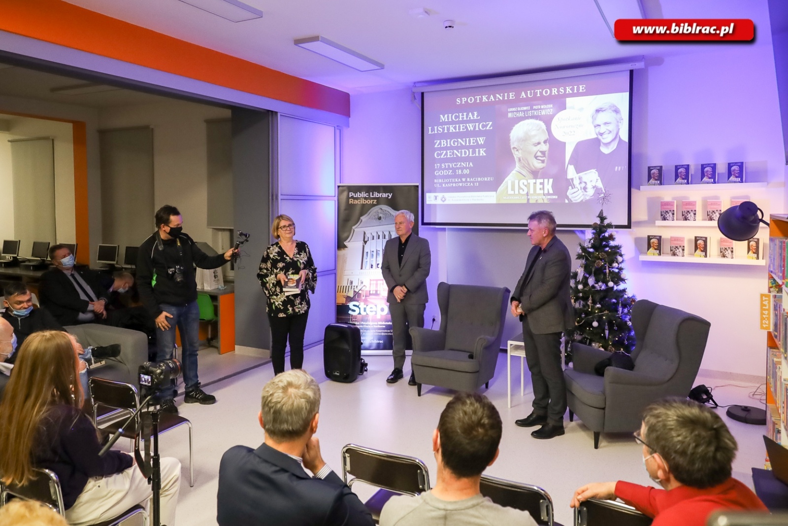 Zdjęcie w galerii na portalu naszraciborz.pl: Zbigniew Czendlik i Michał Listkiewicz na spotkaniu noworocznym w bibliotece wiadomości z regionu